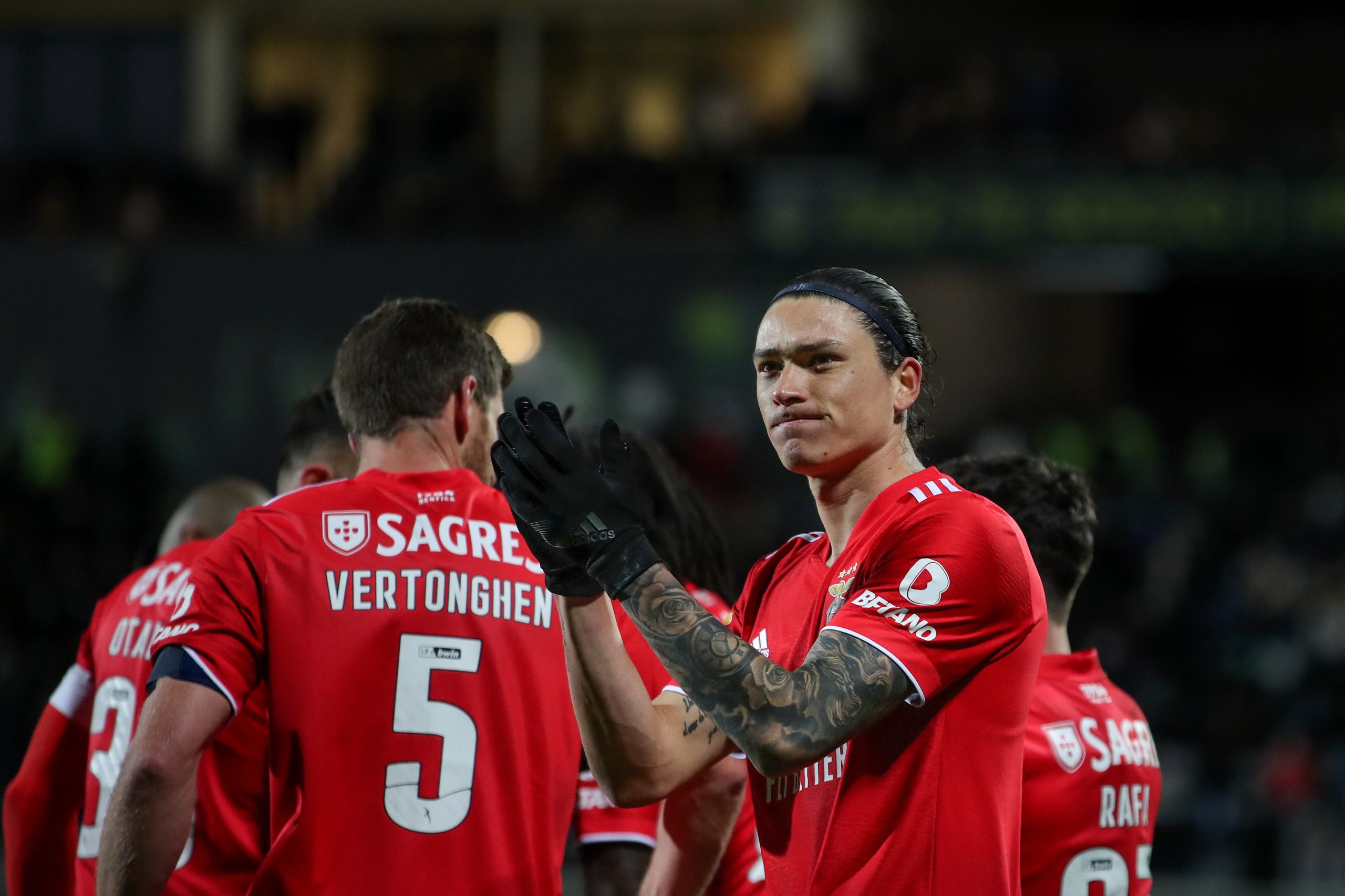 Benfica vence com timidez em Arouca, mas reforça terceiro lugar da I Liga