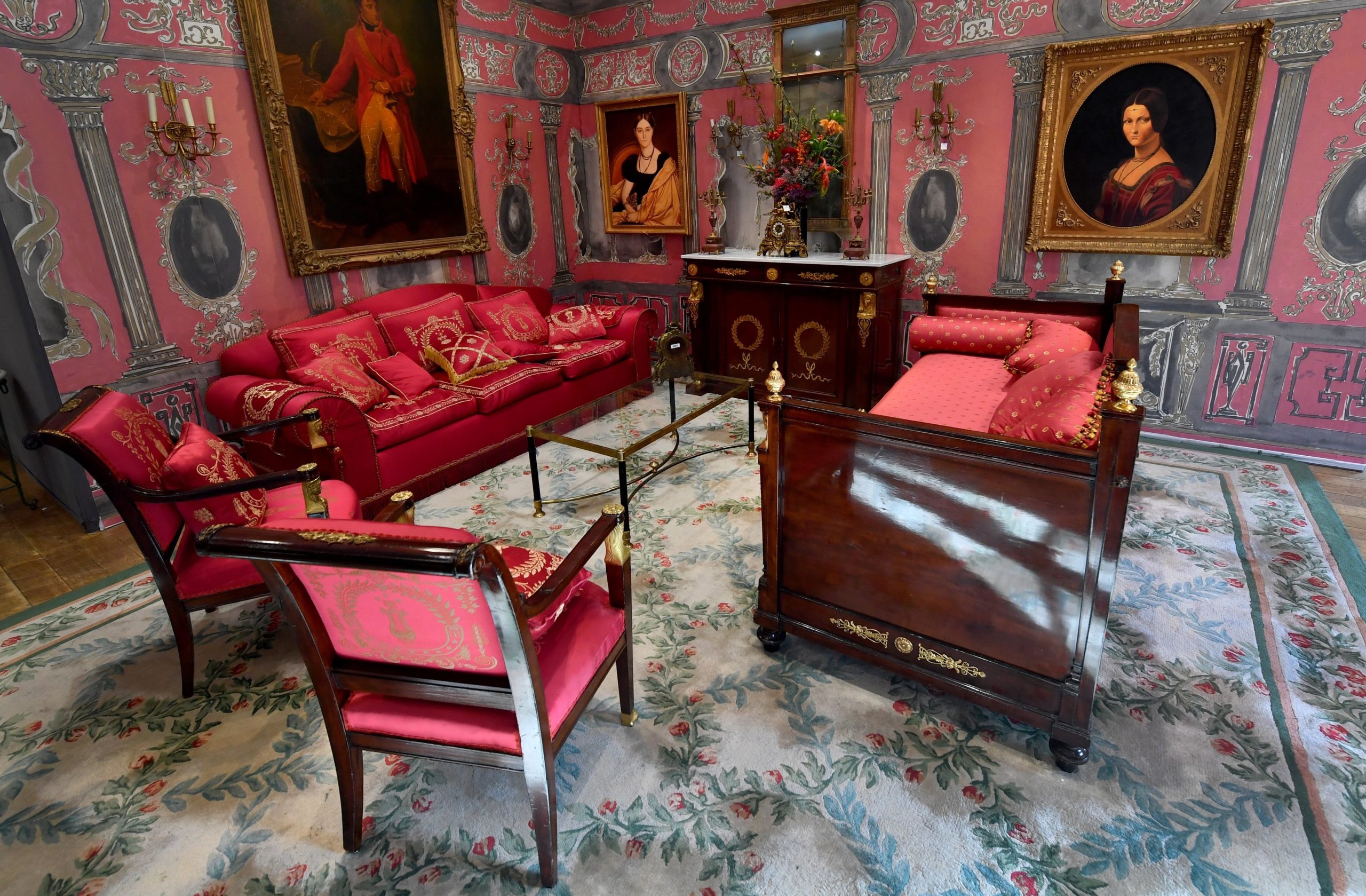 Luxo e nostalgia. Leilão de peças do Ritz Paris atrai curiosos e faz disparar preços