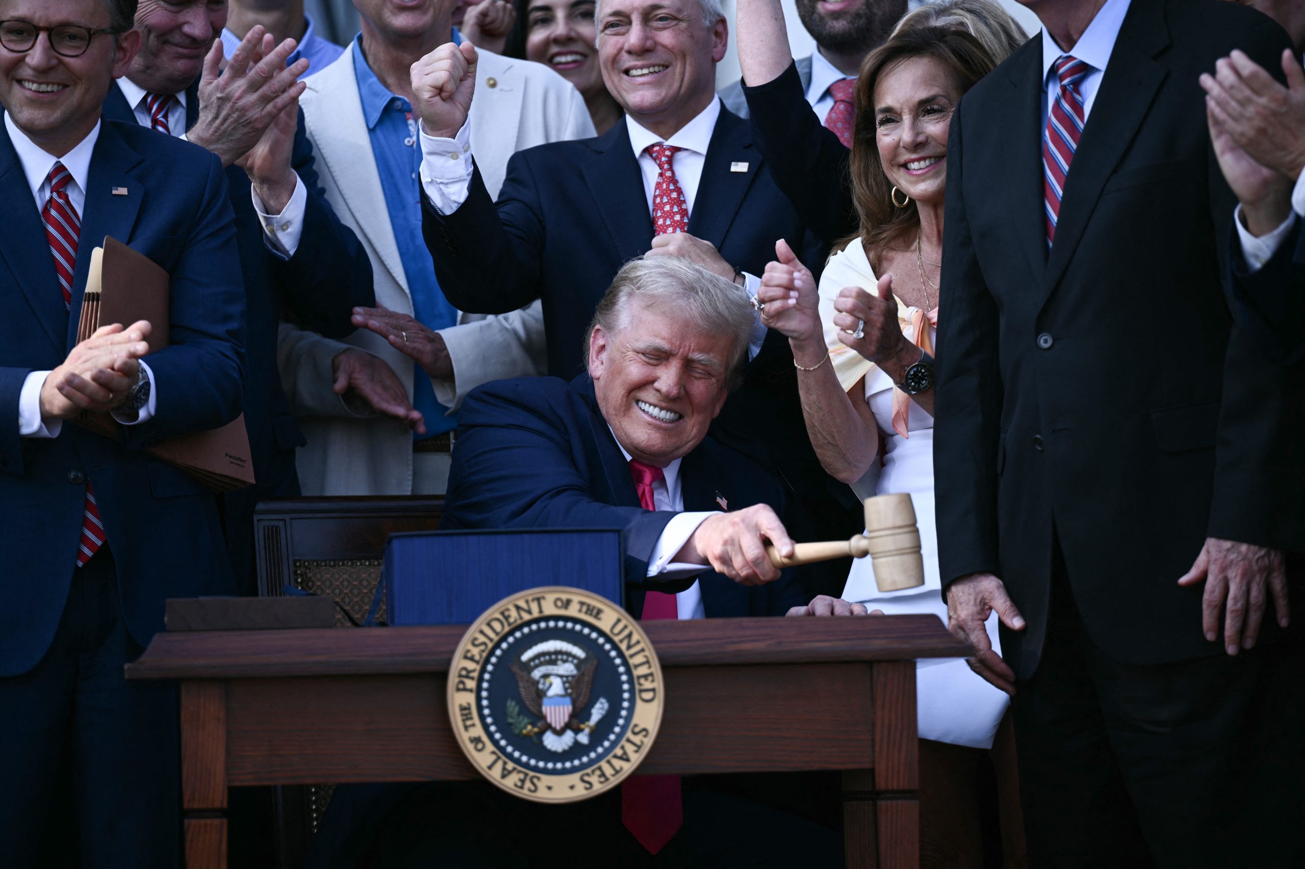 Trump desliga a administração pública para controlar o aparelho do Estado