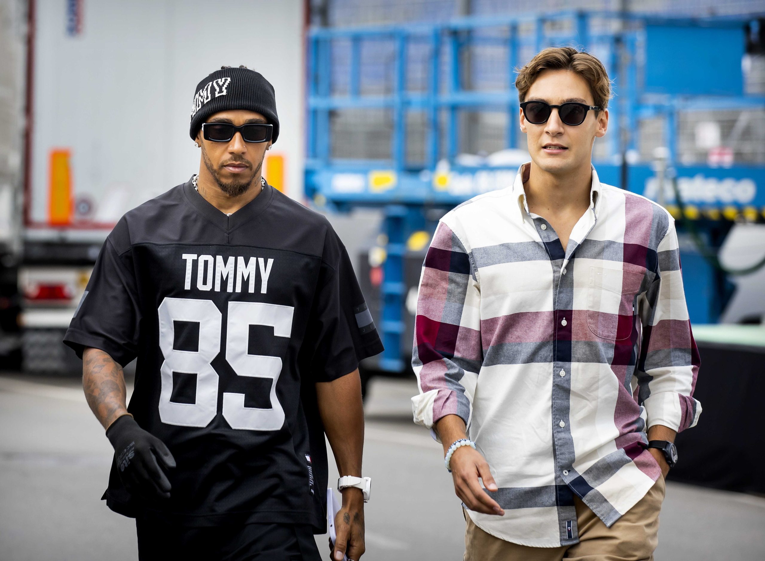 Lewis Hamilton e George Russell renovam com a Mercedes