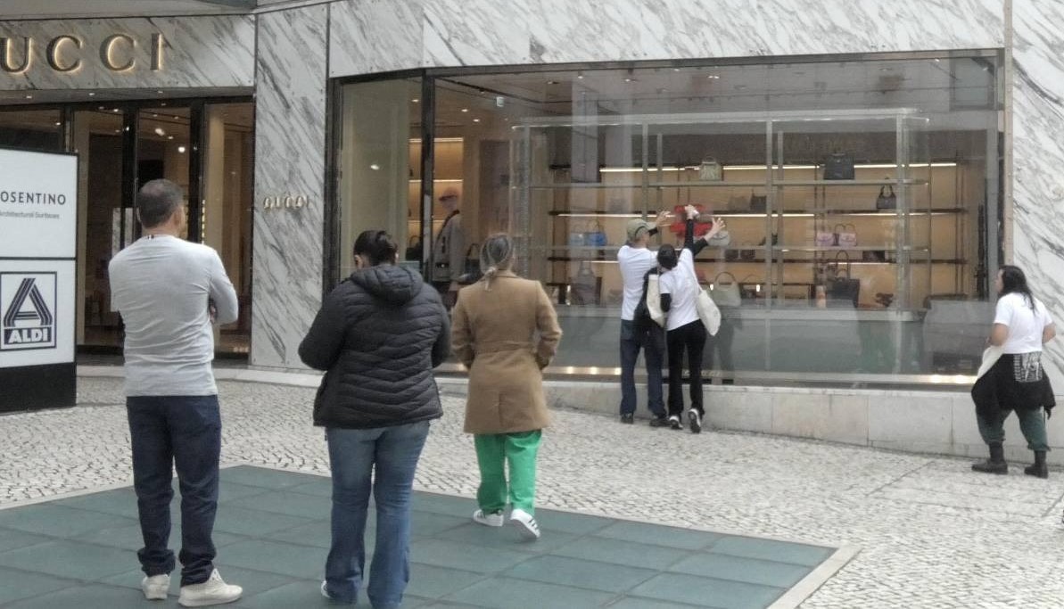 Ativistas Climáximo partem montra da Gucci na Avenida da Liberdade
