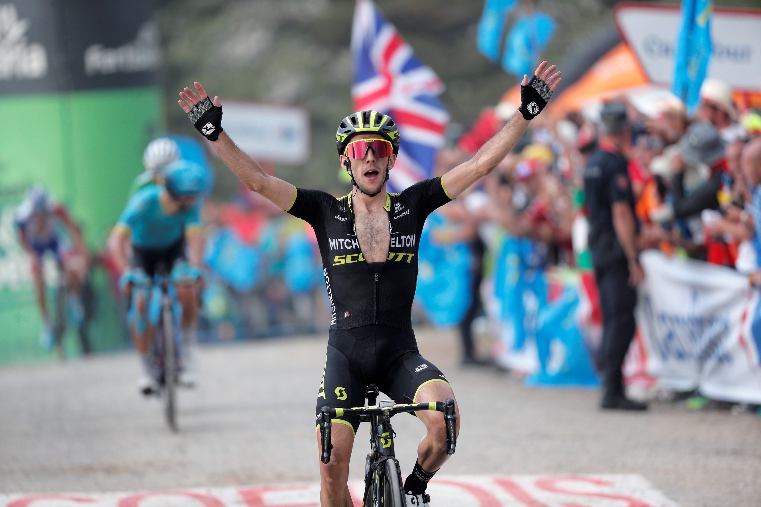 Vuelta. Britânico Simon Yates vence 14.ª etapa e sobe à liderança