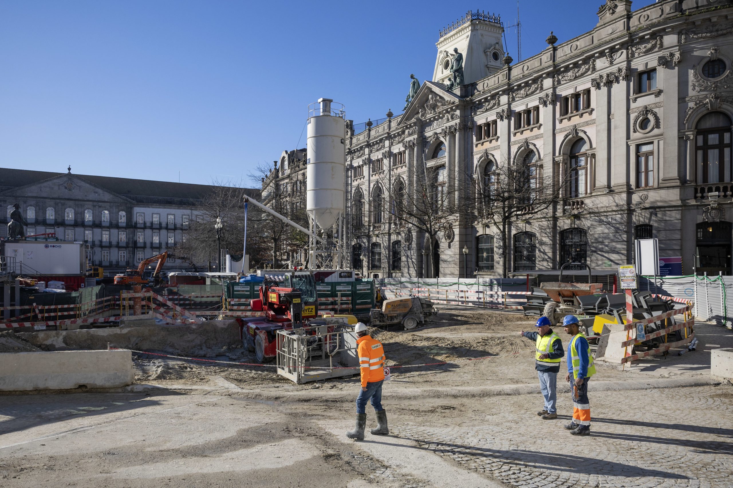 Ponte medieval bem preservada descoberta no Porto. Fim das obras adiado no rio da Vila
