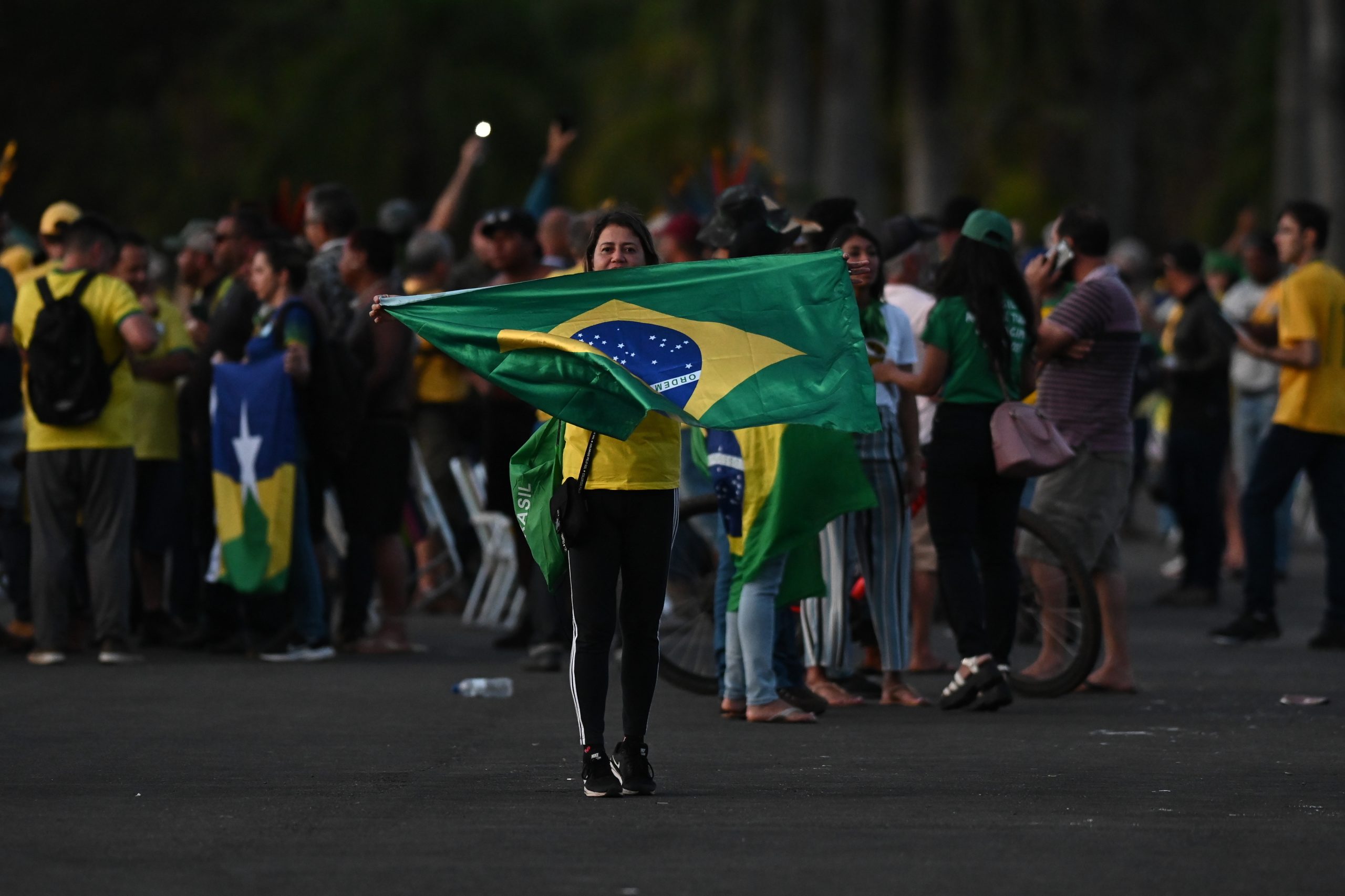Manifestantes em Brasília chamam pelo ‘mito’ e garantem que Lula “não sobe a rampa”