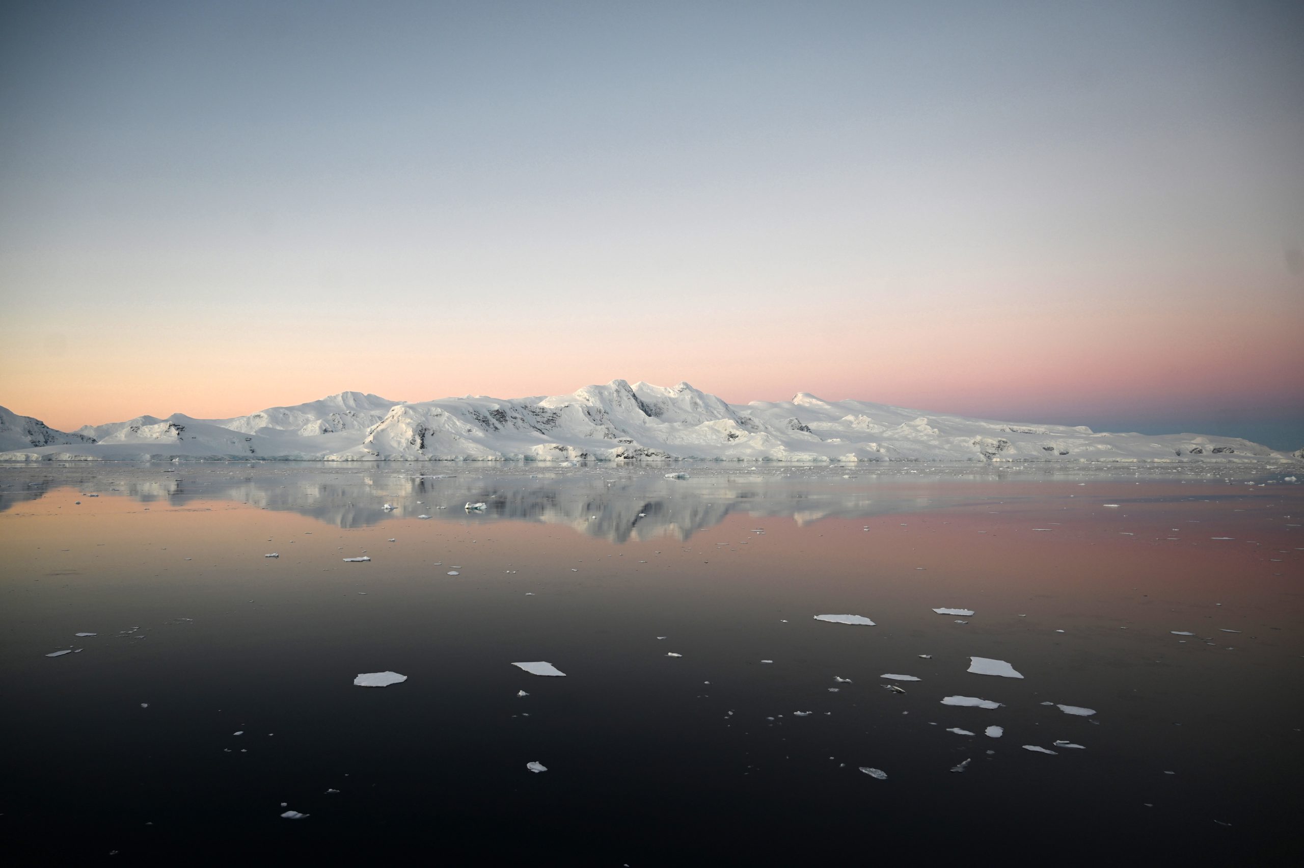 Cientistas alertam: gelo que rodeia Antártida está a diminuir perigosamente