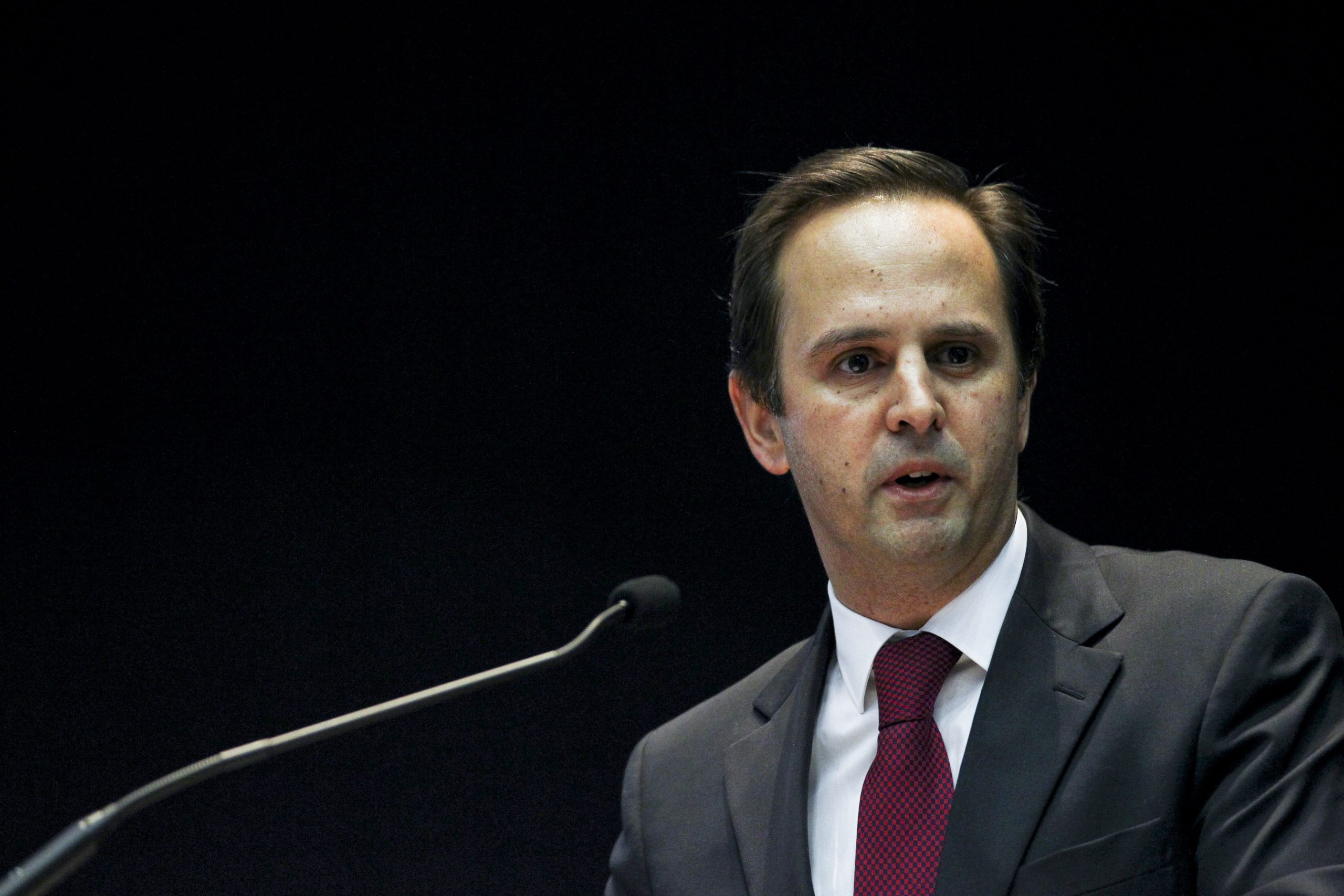 Fernando Medina acusado de pedir transferência extraordinária à AdP para acertar contas públicas no último dia do ano