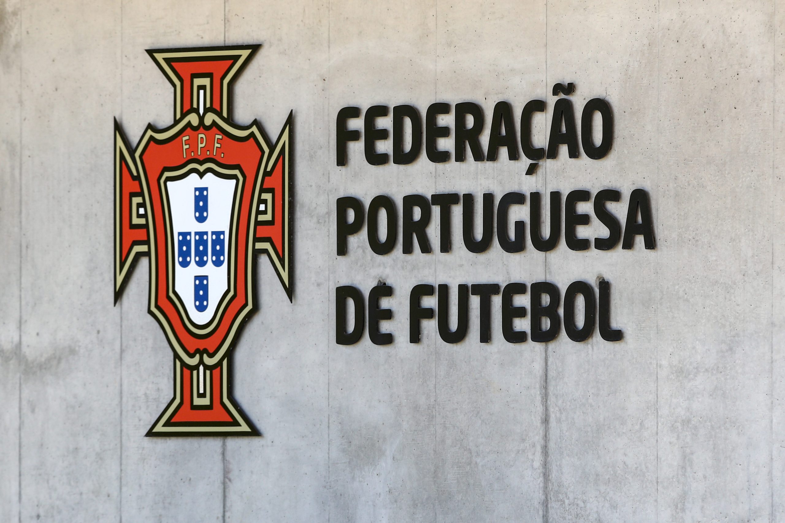 Federação Portuguesa de Futebol estende cartão branco a quase todas as competições