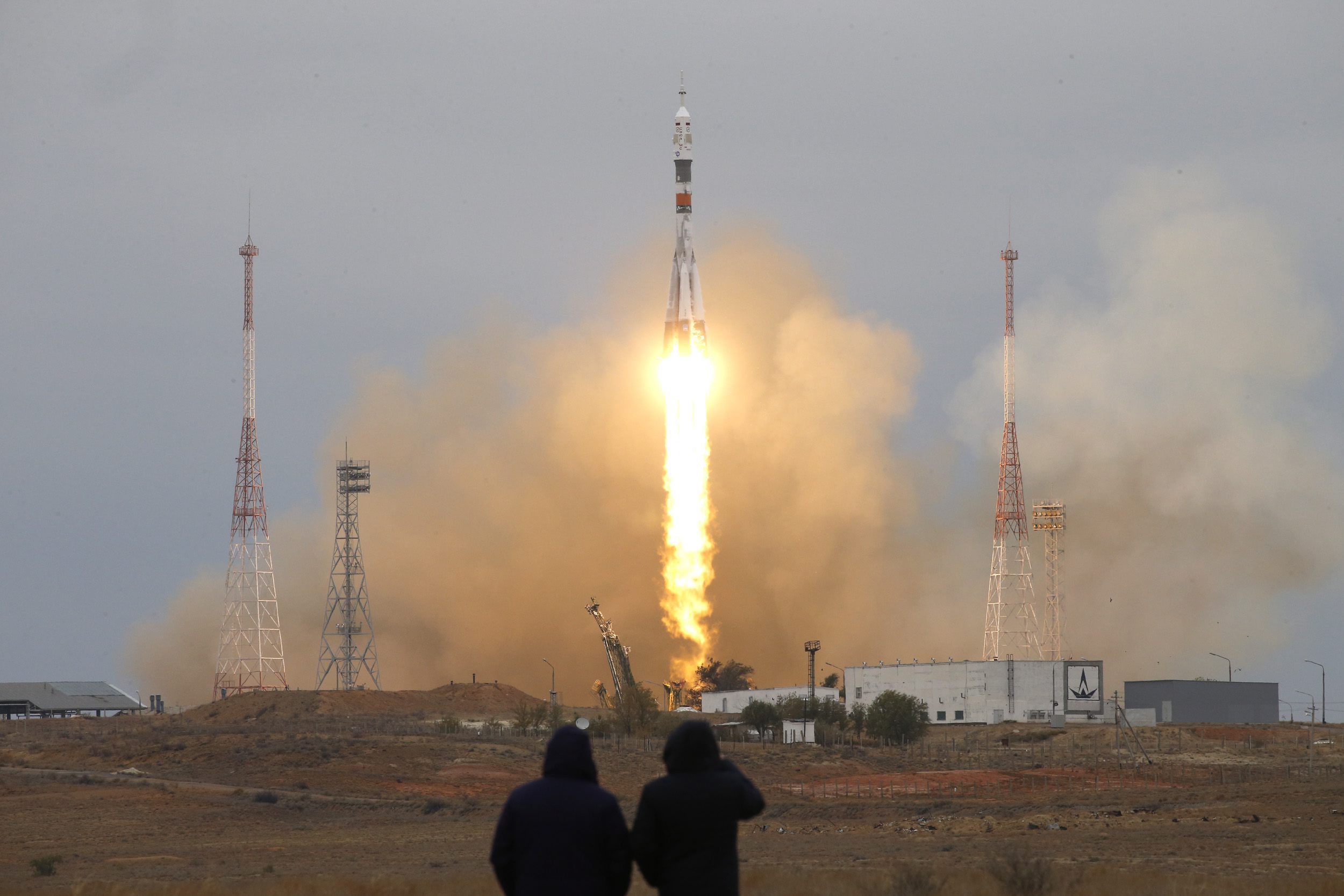 Nave espacial russa Soyuz descola rumo à Estação Espacial Internacional