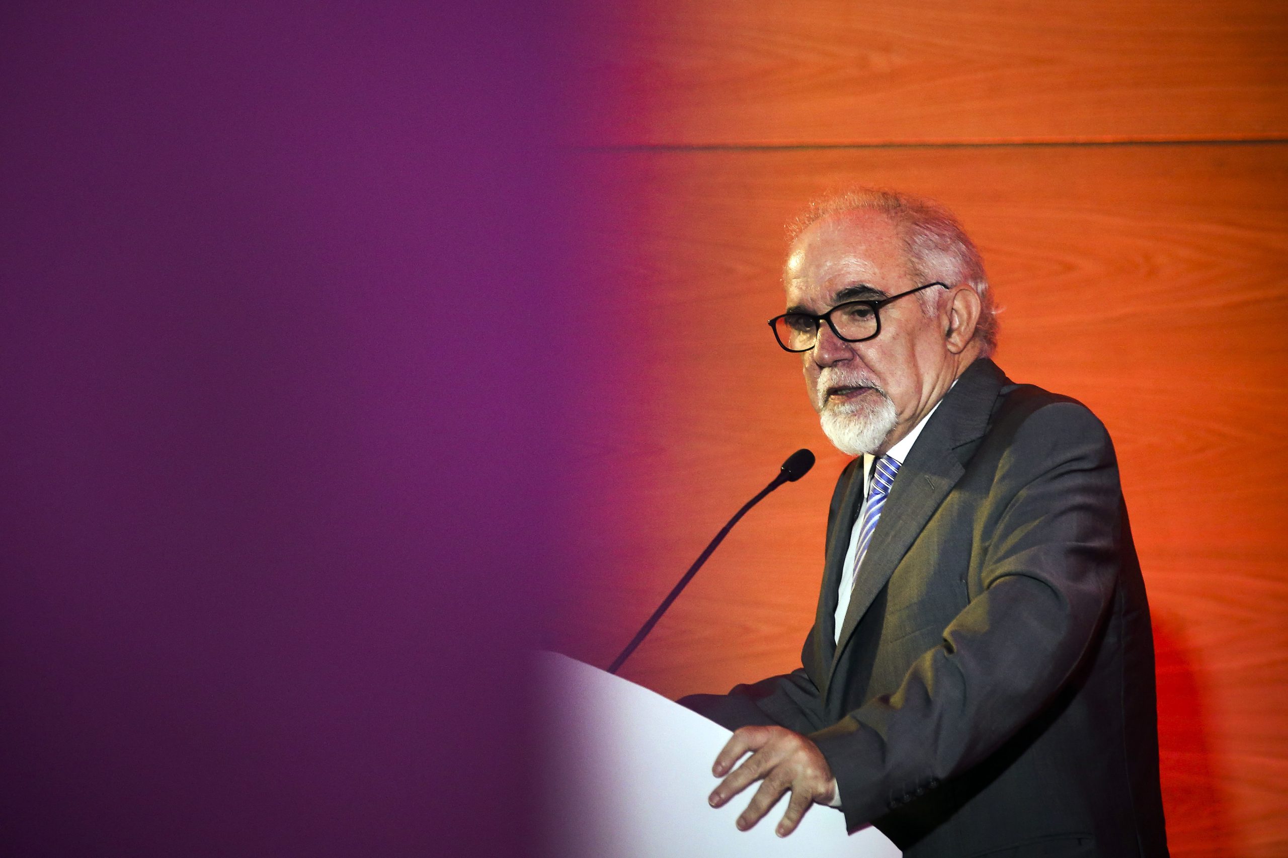 Vieira da Silva: Orçamento de 2017 vai confirmar defesa dos mínimos sociais