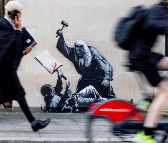 Juiz contra manifestante: nova obra de Banksy encoberta nos tribunais de Londres
