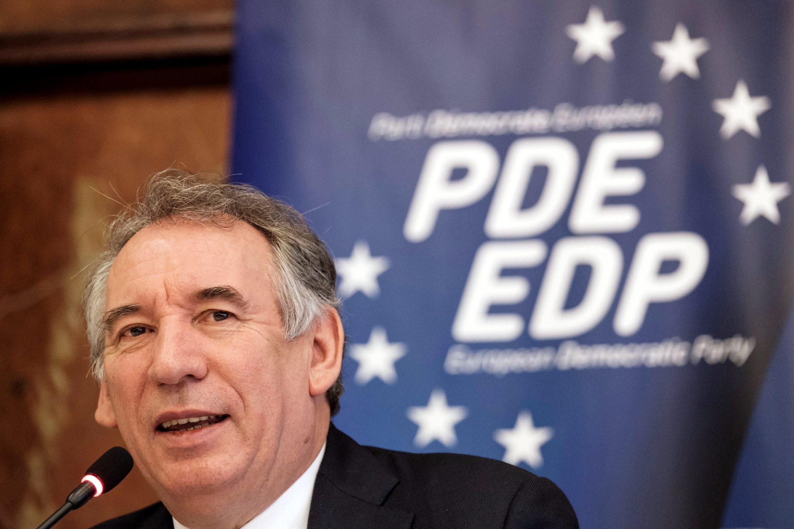 PM francês convoca partidos numa tentativa de evitar a queda do Governo