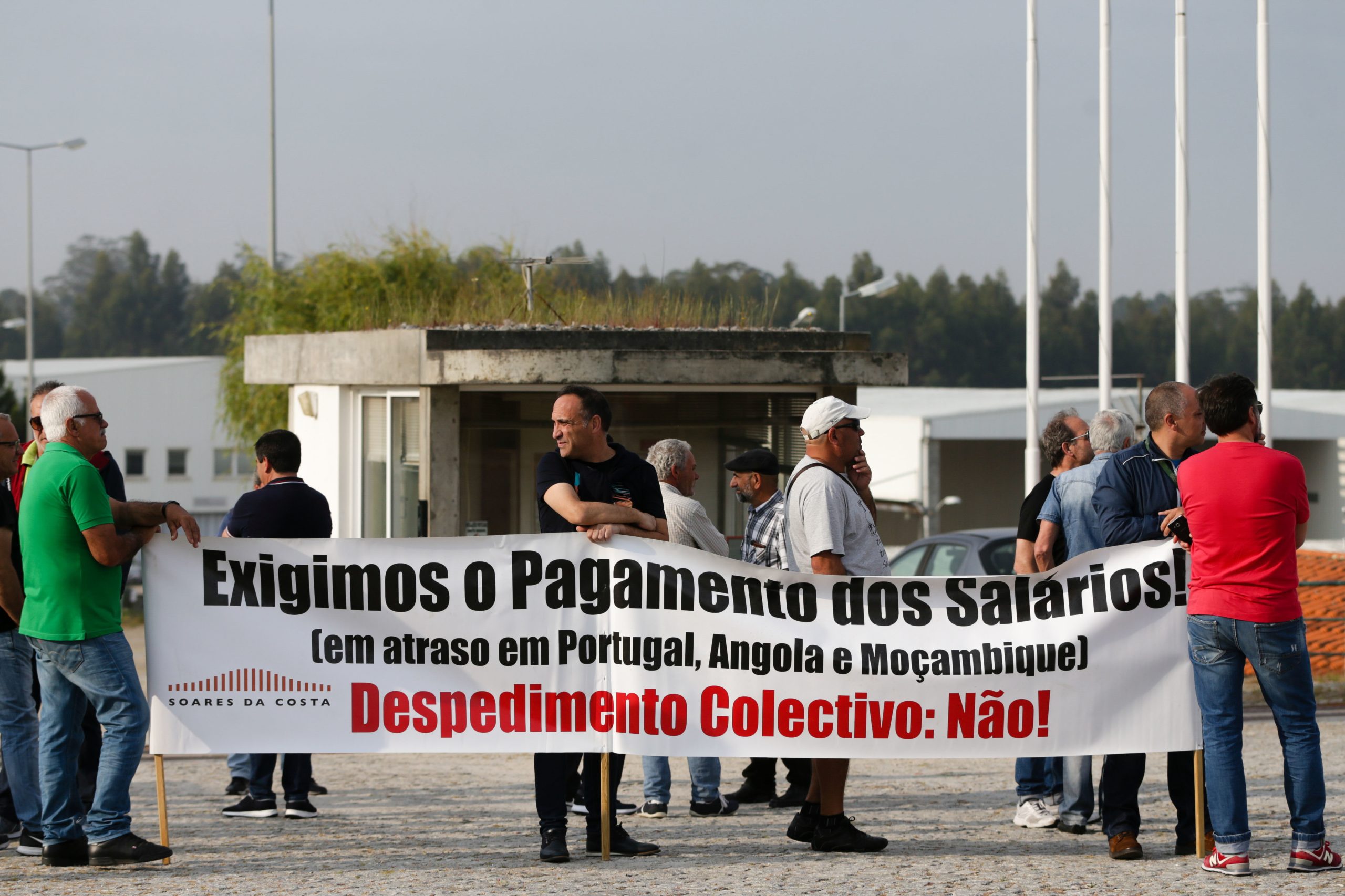 Trabalhadores da Soares da Costa manifestam-se para exigir pagamento de salários