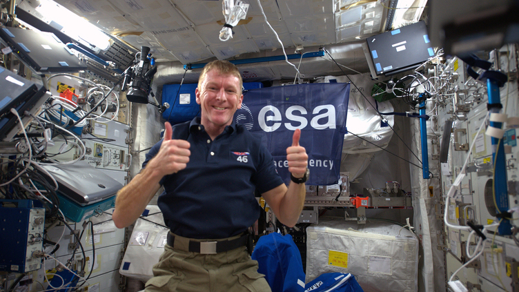 Como é que se joga ping pong no espaço? Astronauta dá aula prática a crianças