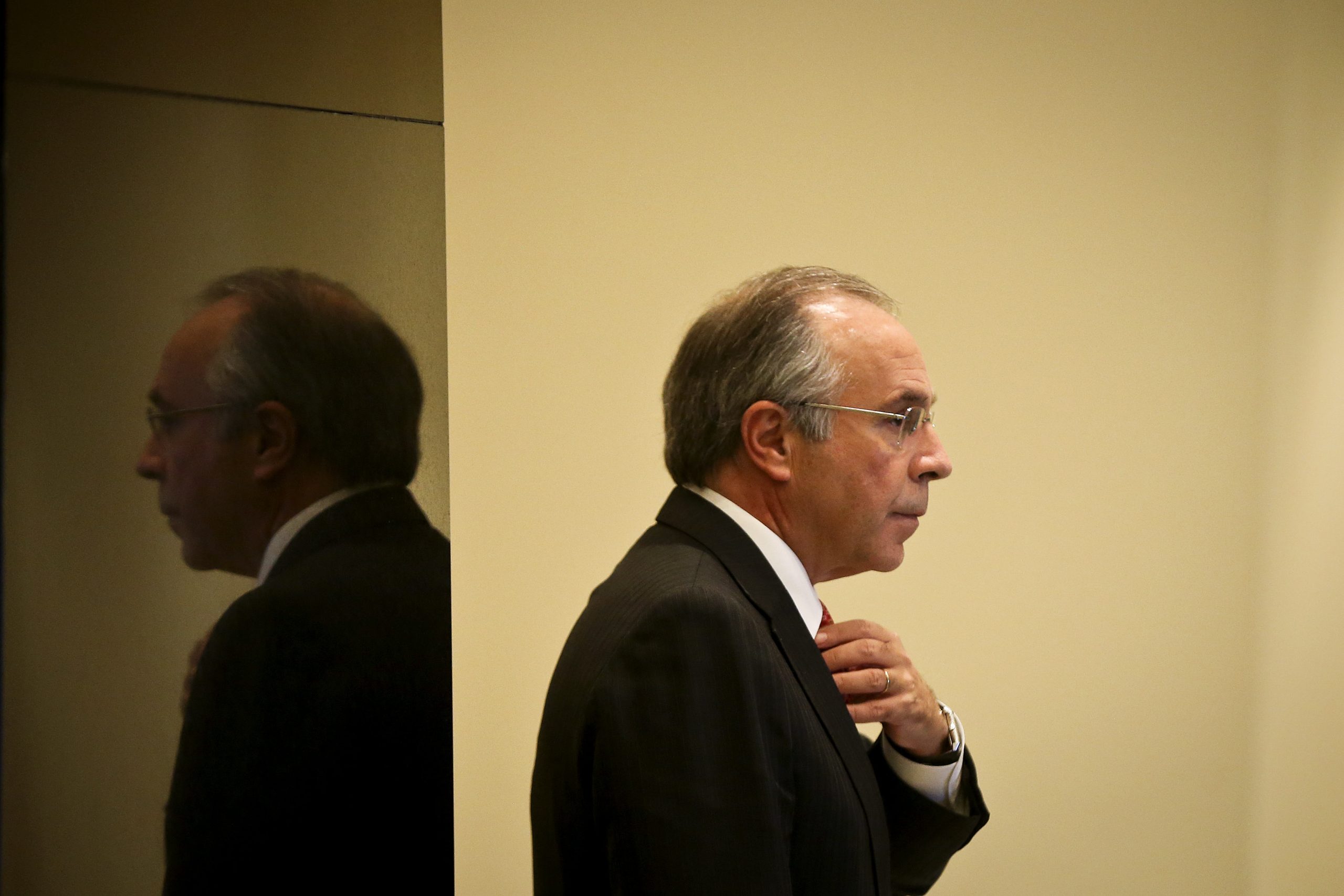 Marques Mendes diz que Governo tentou que António Domingues recuasse na demissão