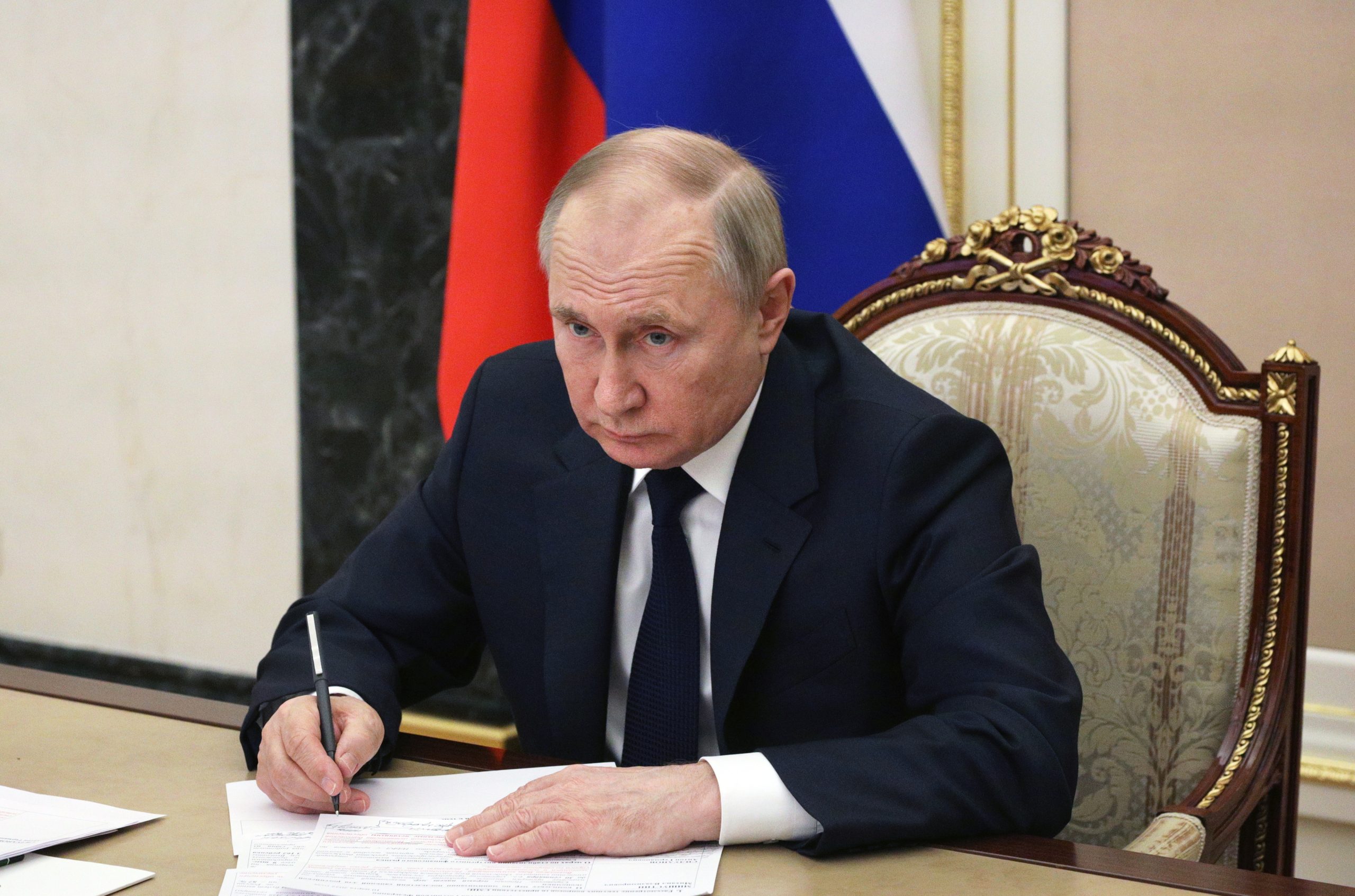 Putin afirma que massacres em Bucha são uma falsificação