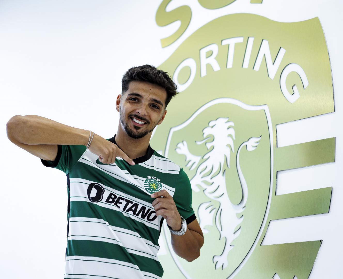 Extremo Rochinha é reforço do Sporting e assina por quatro temporadas