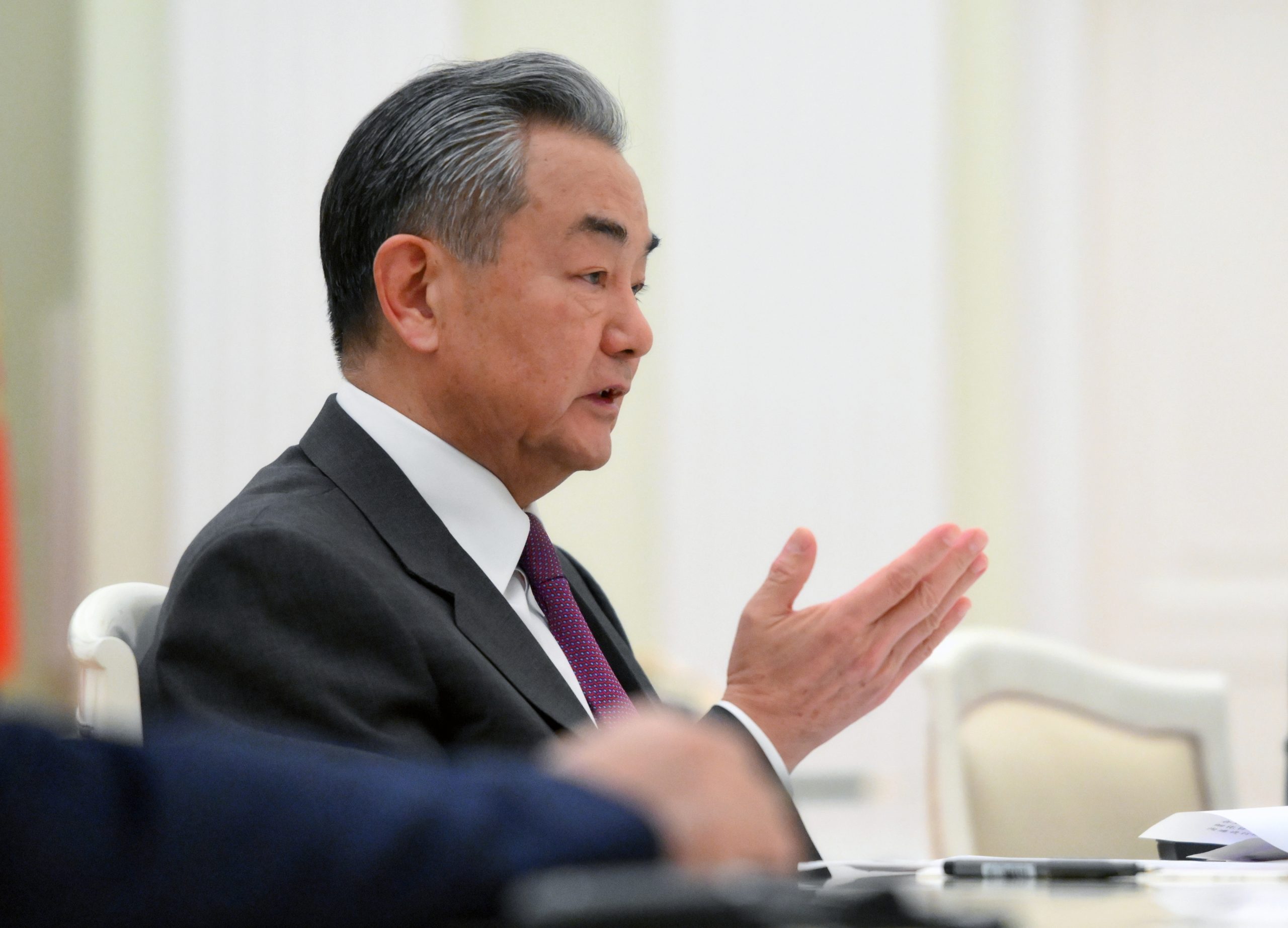 China reitera oferta para mediar crise entre Índia e Paquistão e espera trégua duradoura