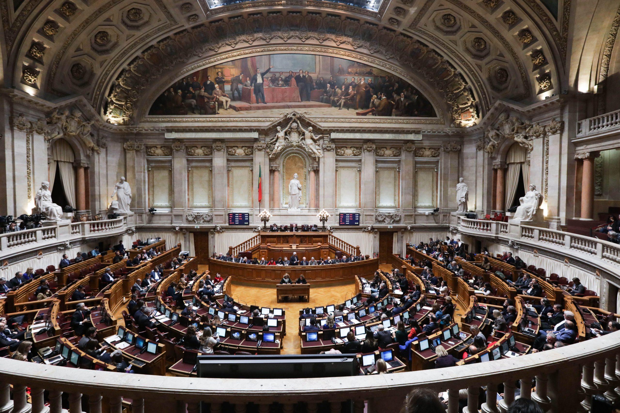 Autárquicas. Parlamento vota proposta de Orçamento suplementar para pagar subvenções aos partidos