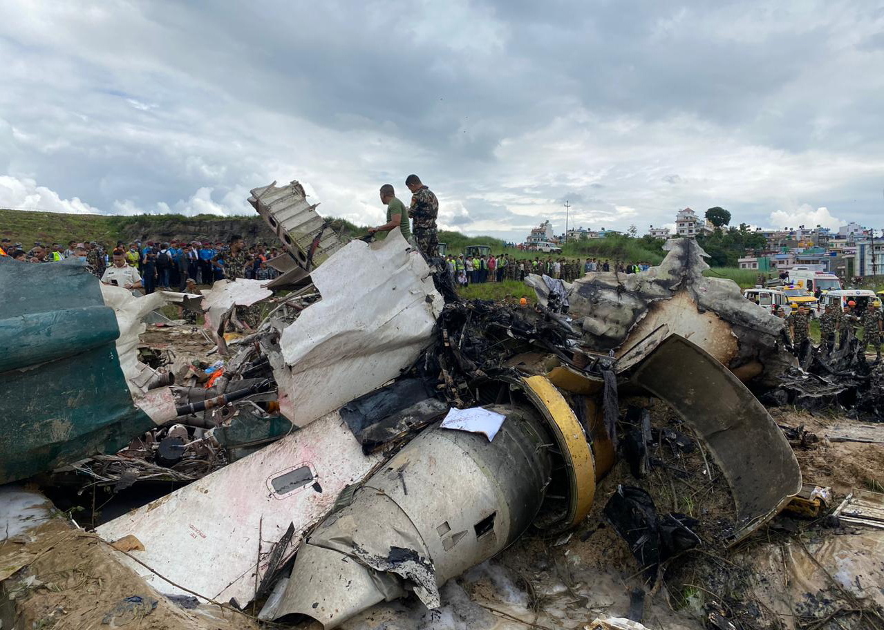 Avião despista-se a tentar levantar voo no Nepal e acidente causa pelo menos 18 mortos. Piloto será único sobrevivente