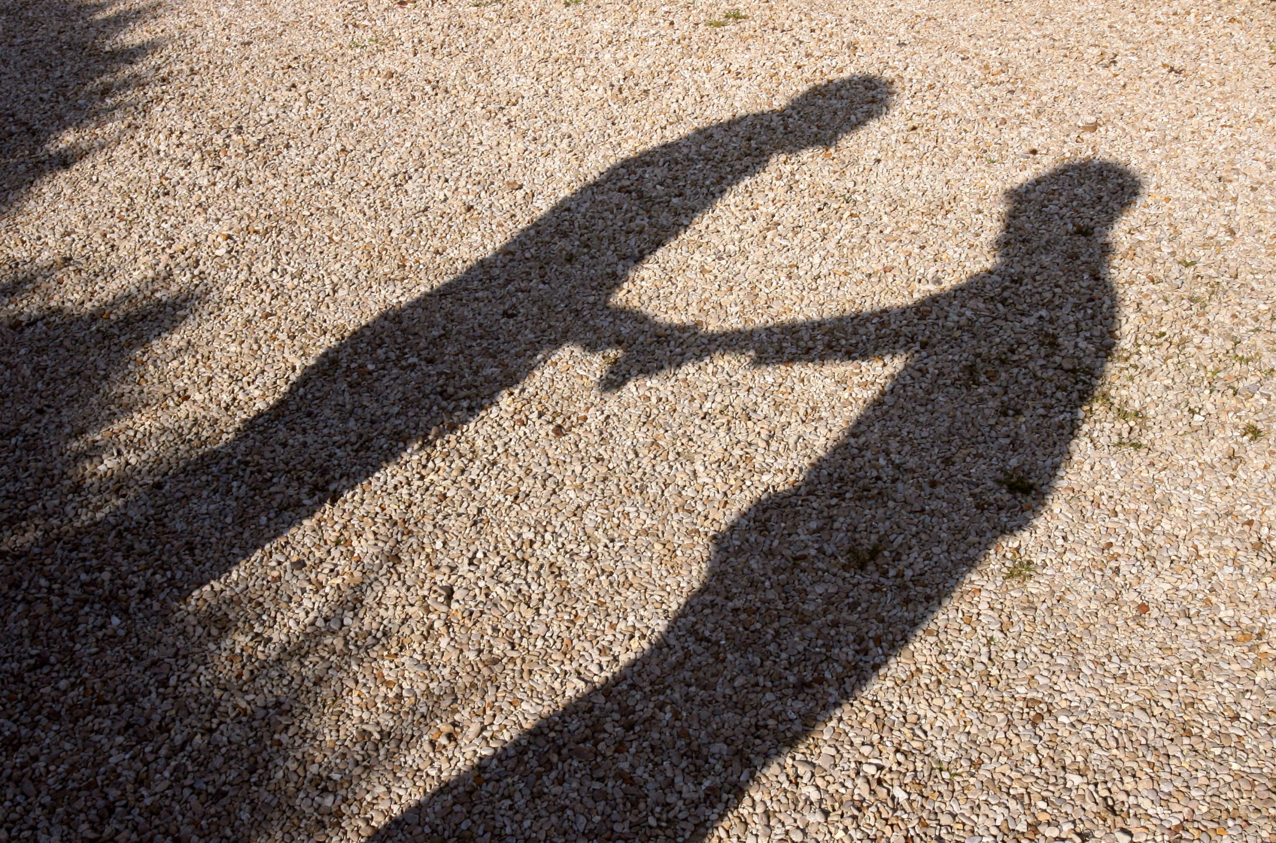 Um humorista, uma mulher piloto de todo-o-terreno e um homem a fazer tricô. Há algo que os une enquanto ajudam a Quebrar o Silêncio