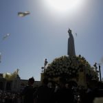 Milhares de peregrinos em Fátima rezam por Leão XIV: “Que possa sentir o belo respirar da nossa oração”