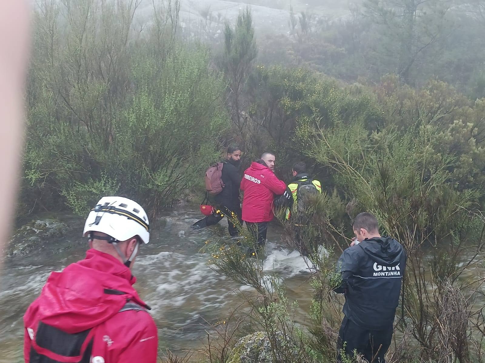 Na Serra da Estrela: oito pessoas e um cão resgatados de trilho depois de caírem à água