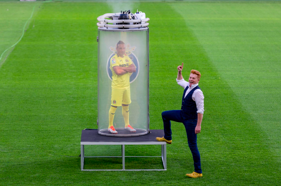 Villarreal apresenta o “Pequeno Mágico” Santi Cazorla com um truque de magia