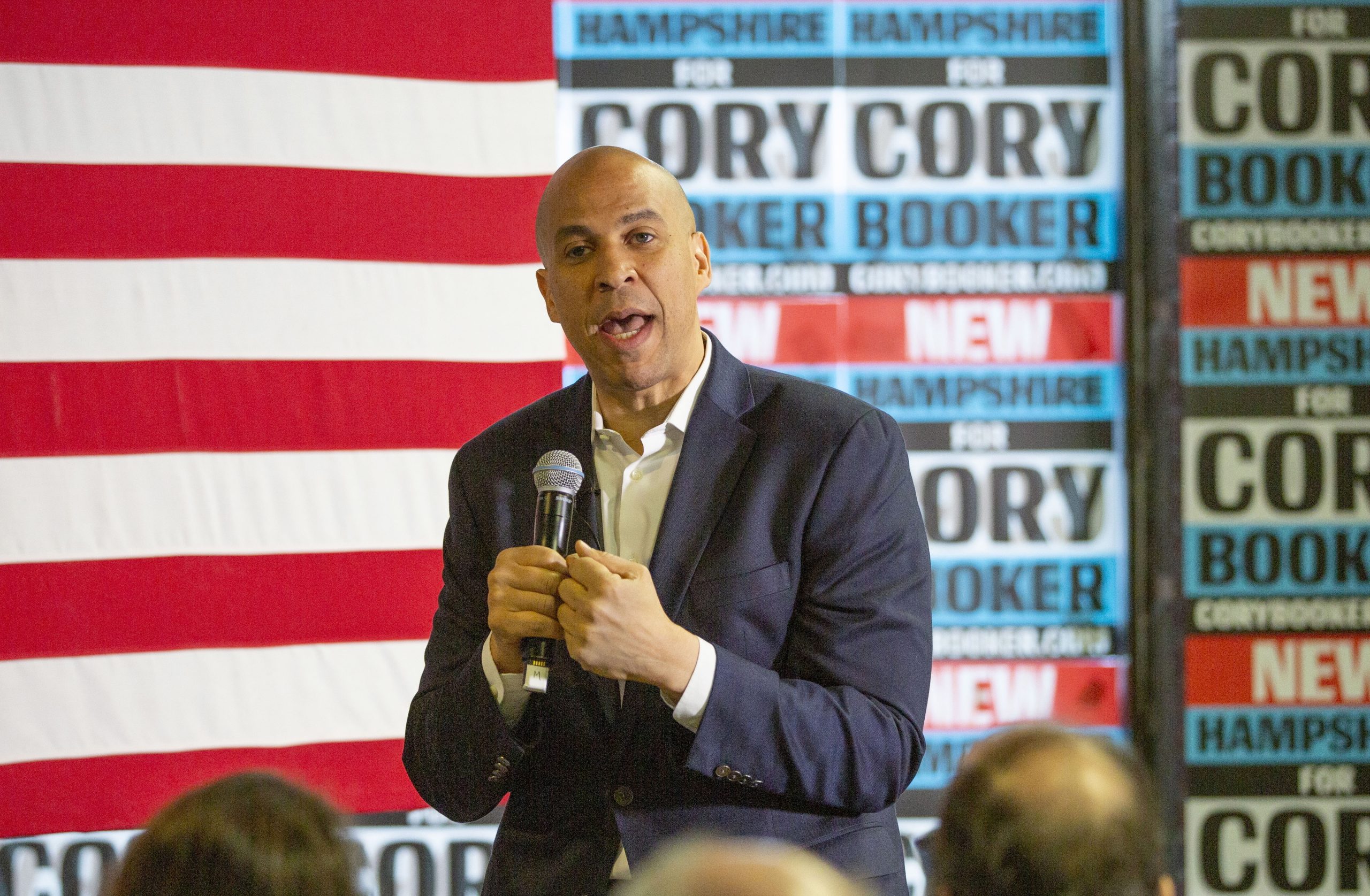 Senador democrata Cory Booker abandona corrida presidencial