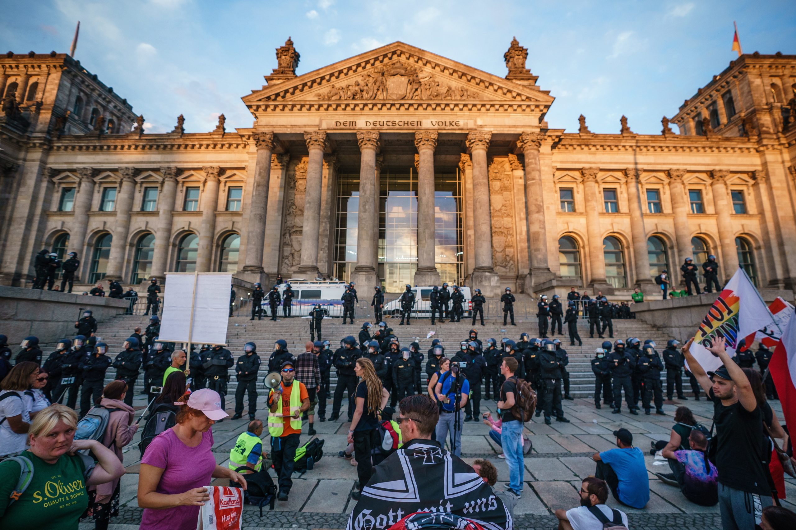 Angela Merkel critica “imagens vergonhosas” do incidente no Reichstag