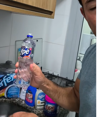 “Beber” detergente vira arma política no Brasil após polémica com marca ligada a Bolsonaro