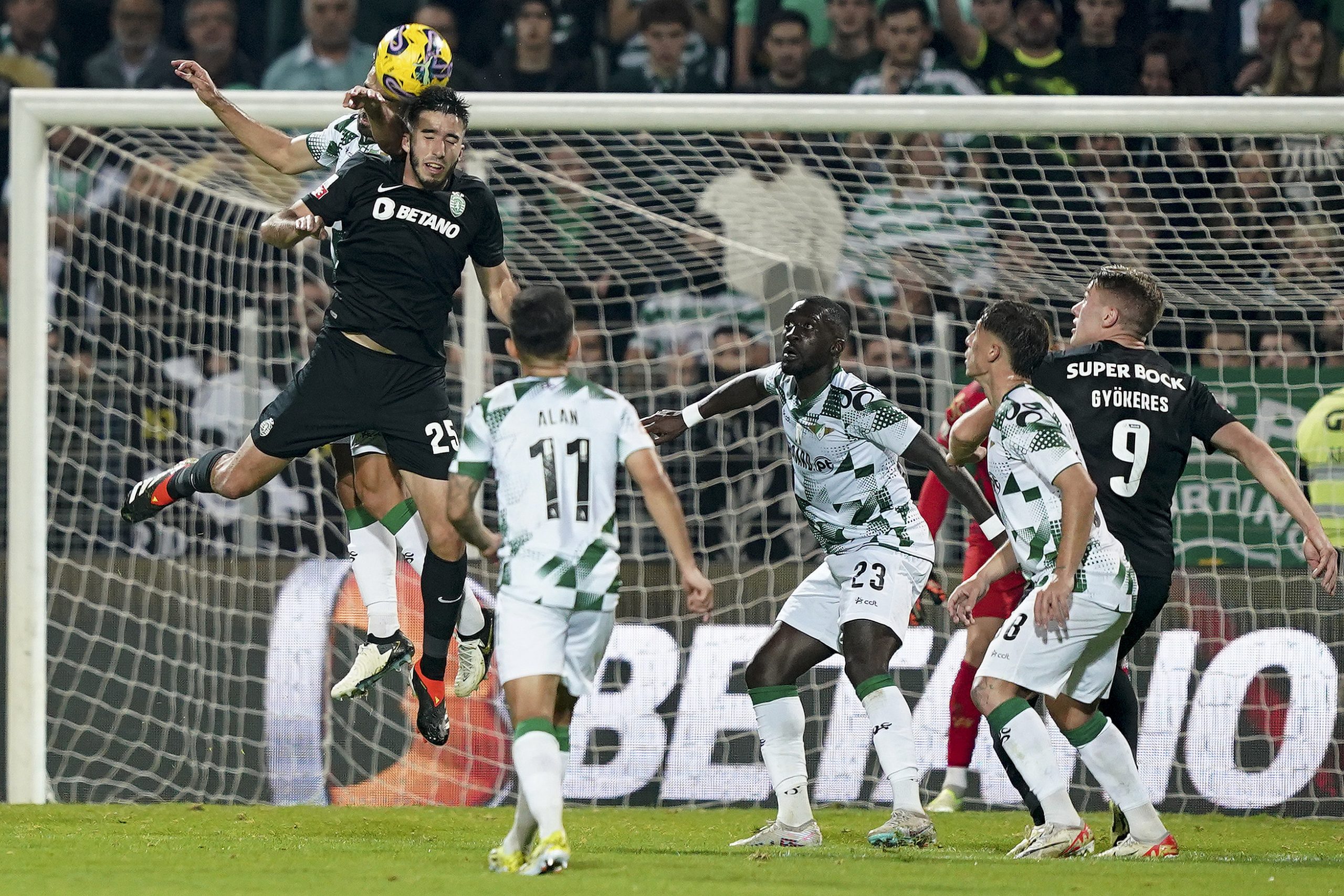 Sporting vence Moreirense e continua ‘colado’ ao Benfica no topo