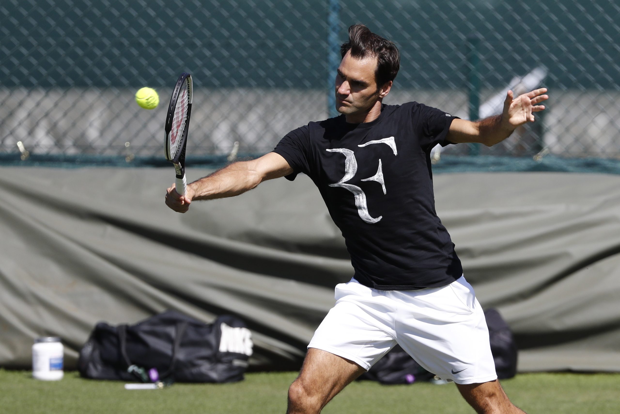 Federer em busca de dilatar o seu recorde na relva londrina