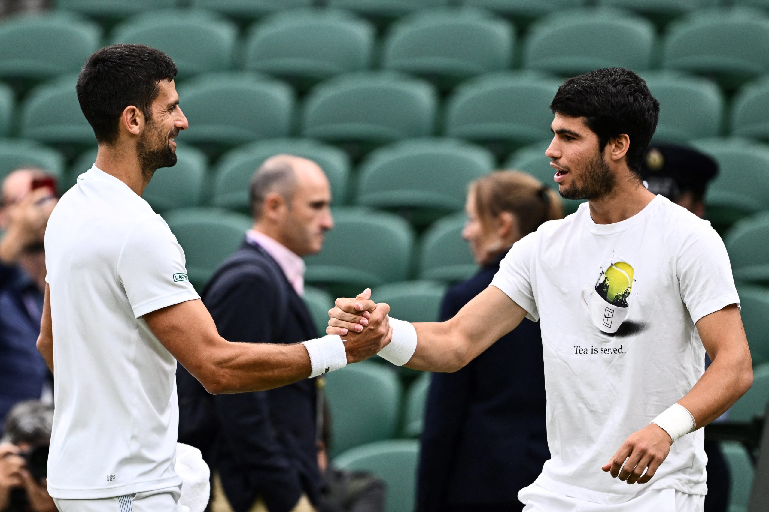 Carlos Alcaraz bate Novak Djokovic e é campeão de Wimbledon