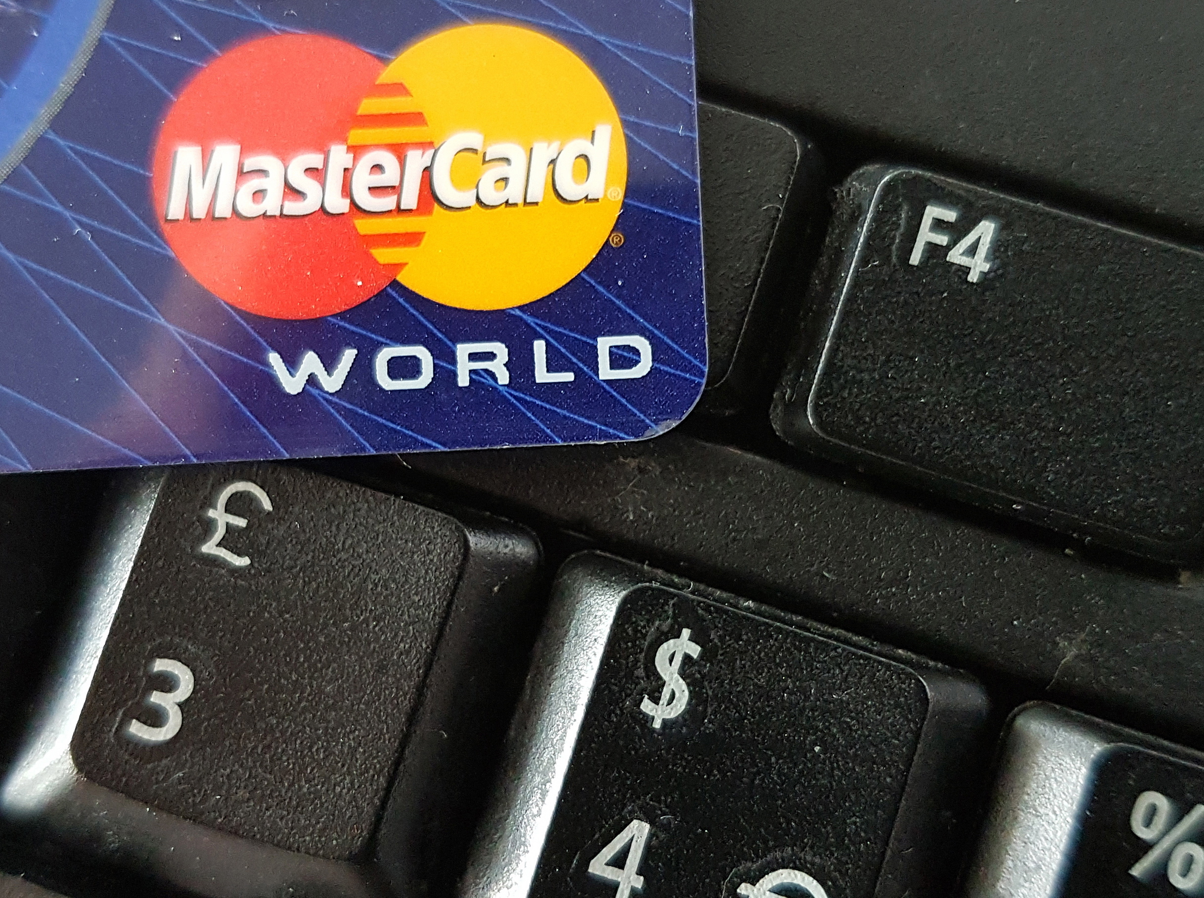 Visa e Mastercard comprometem-se a reduzir taxas de intercâmbio nos cartões