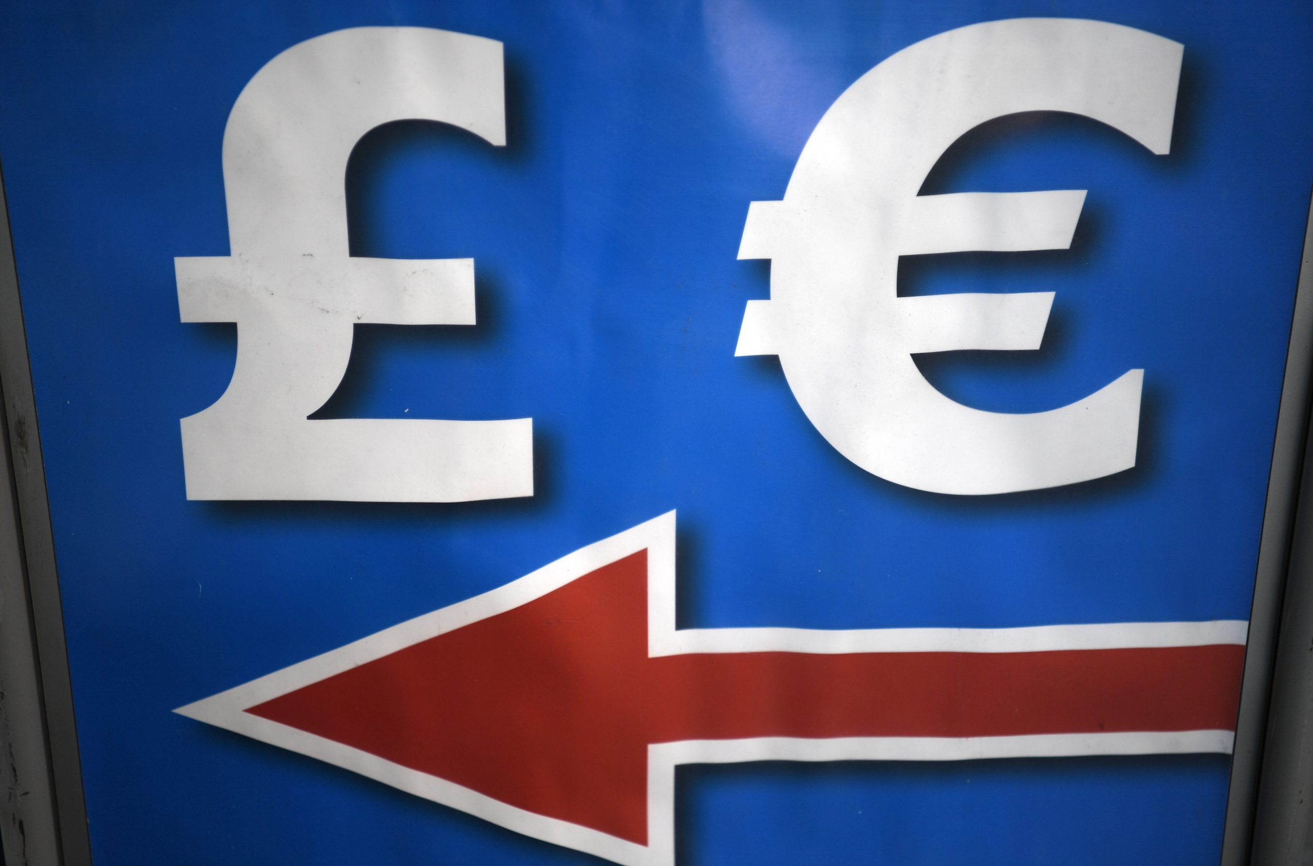 Libra cai face a euro e dólar depois de demissão de membro do governo britânico