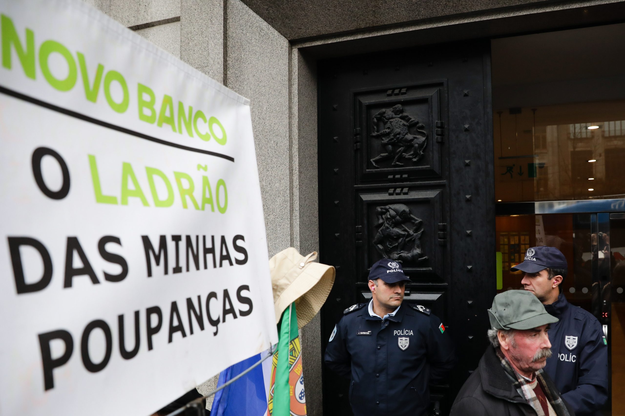 Lesados do BES em protesto no Porto avisam que vão estar no 22.º Congresso do PS