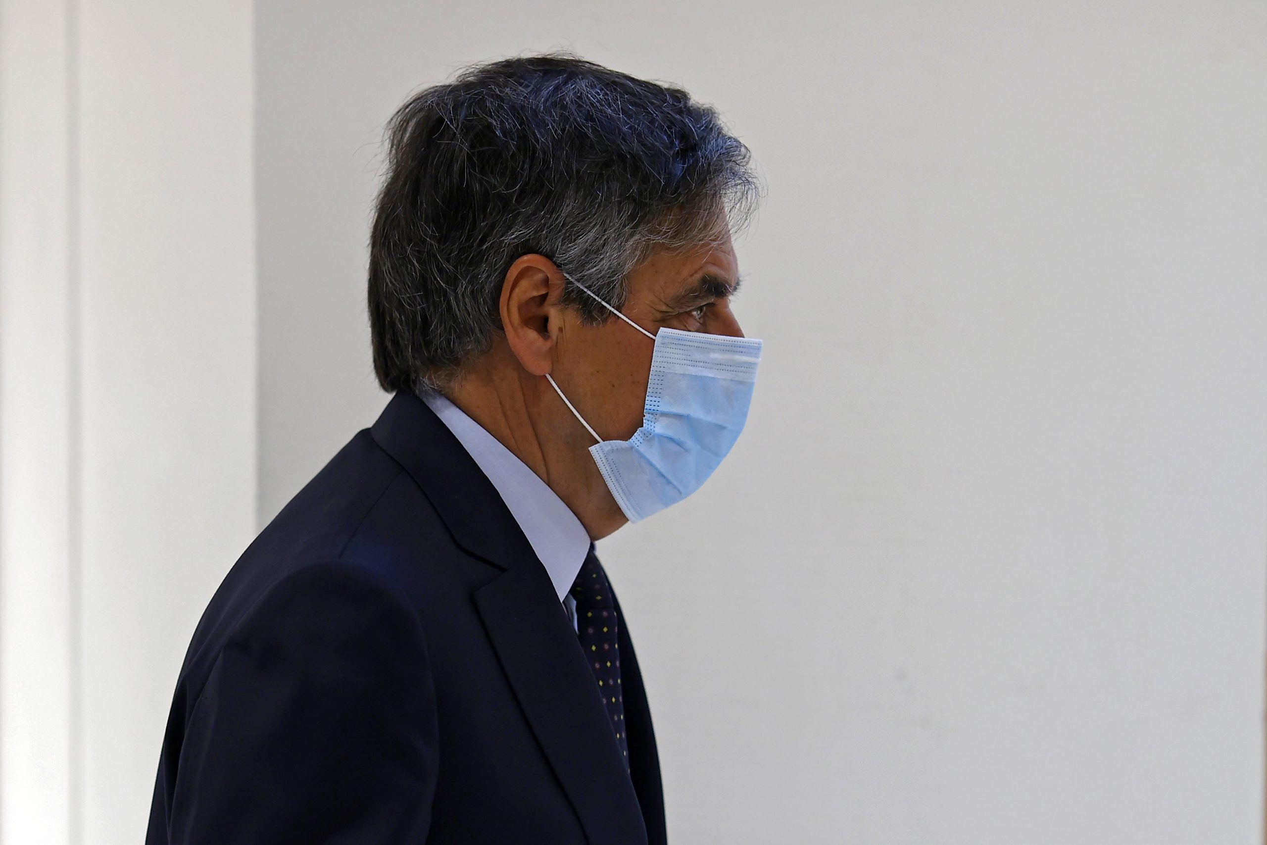 Ex-primeiro-ministro francês François Fillon condenado por fraude