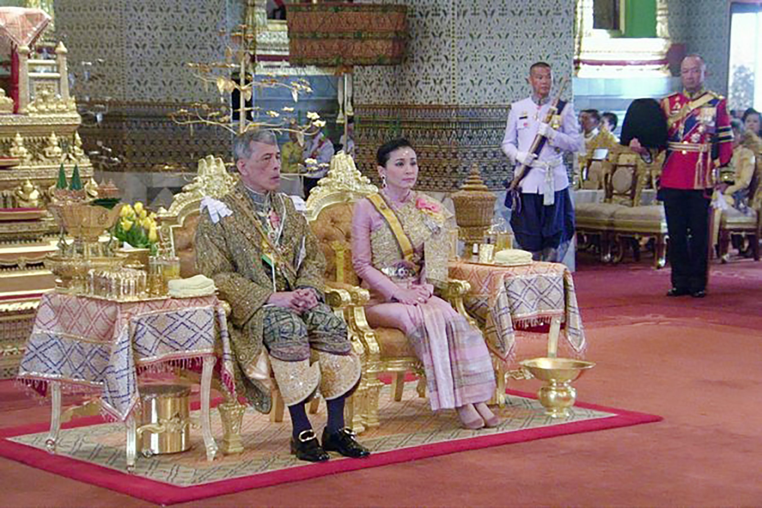 Rei Vajiralongkorn da Tailândia coroado em cerimónia no Grande Palácio Real