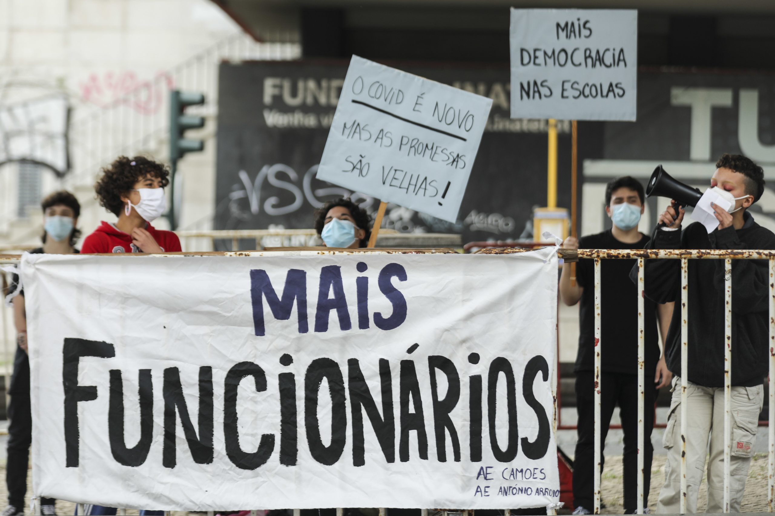Professores querem apoios para pagar despesas de docentes deslocados