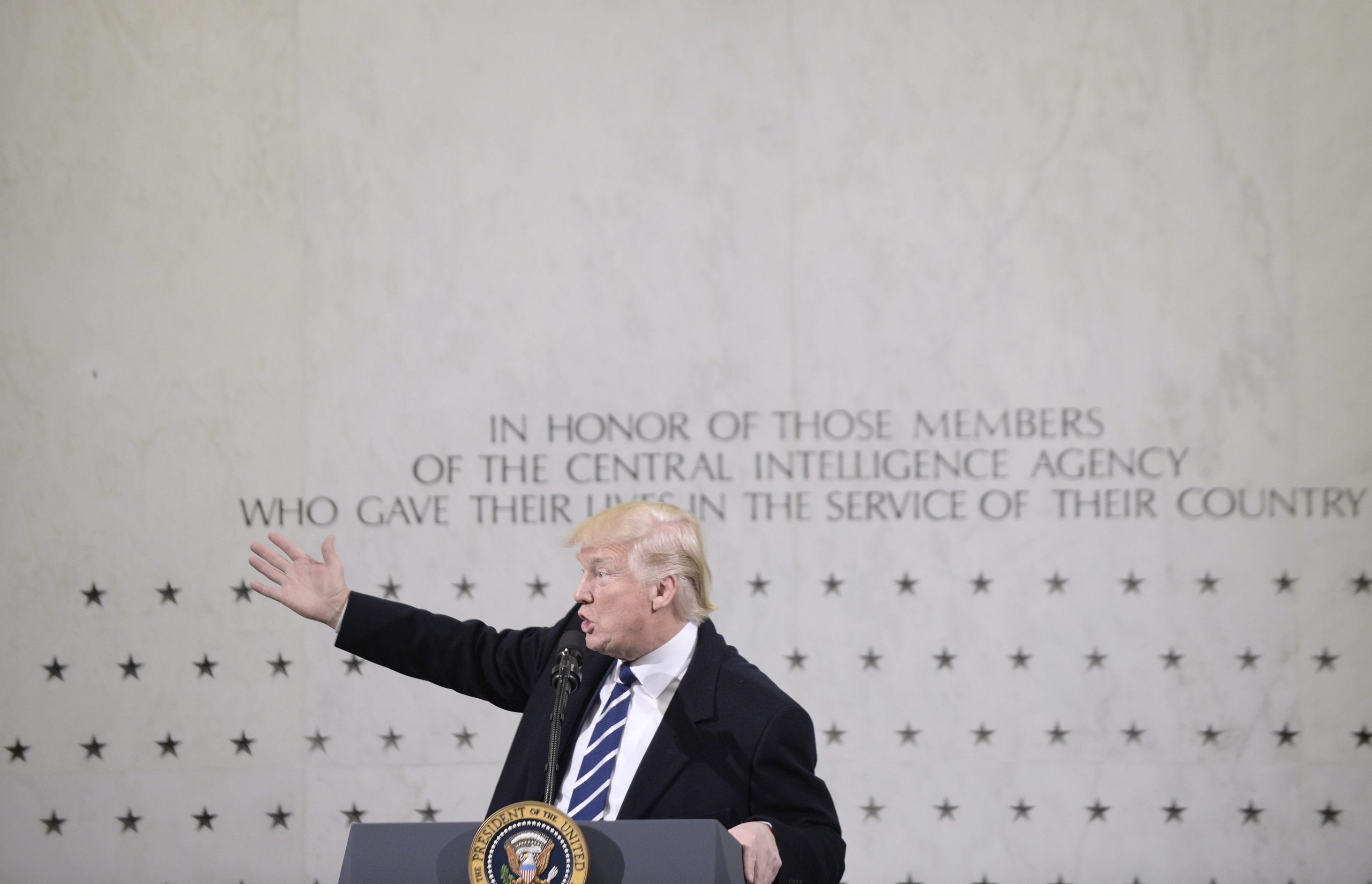 Trump visitou a sede da CIA no seu primeiro ato oficial como Presidente