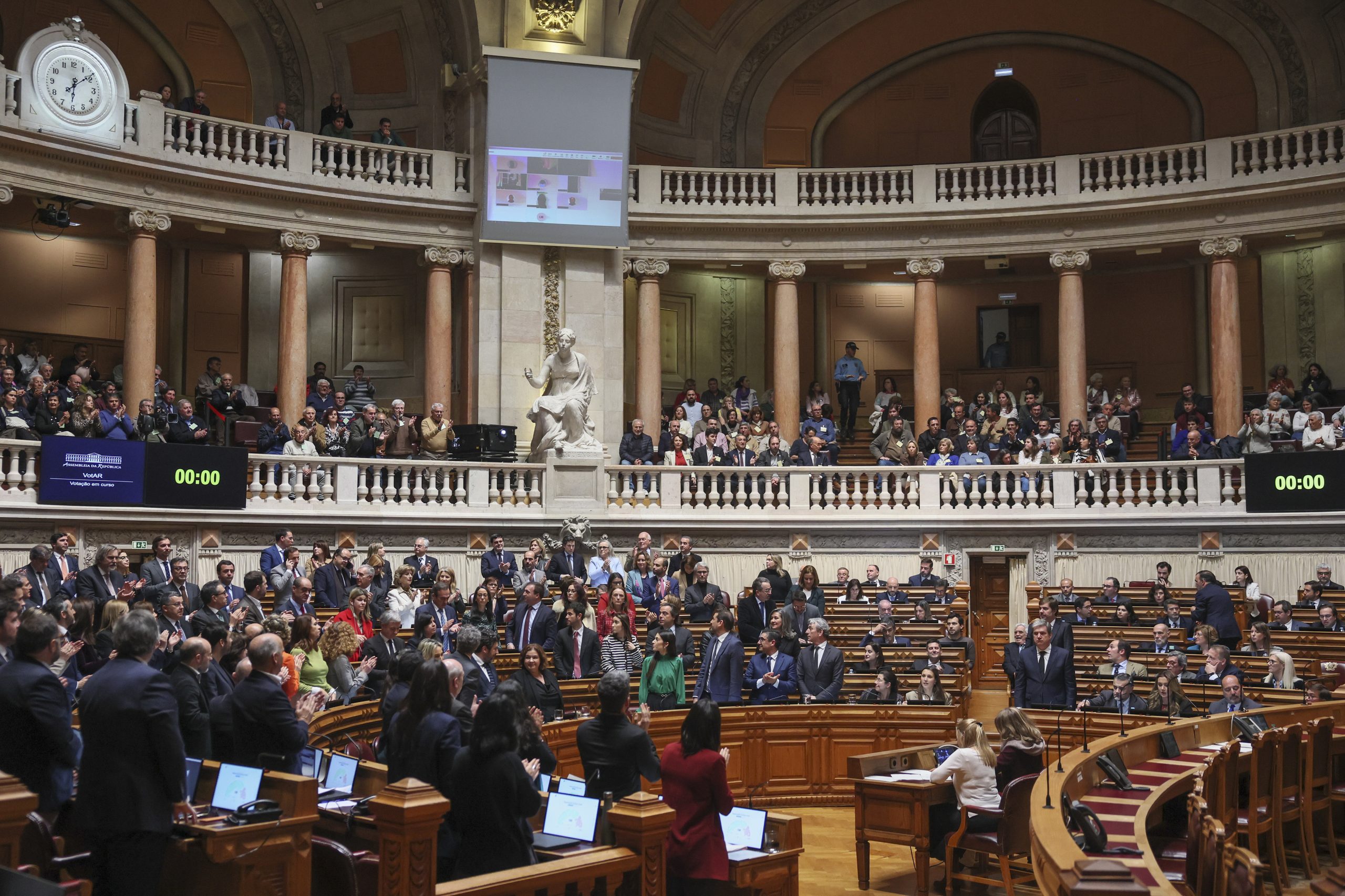Lei da nacionalidade baixa à especialidade: Governo quer assegurar consenso