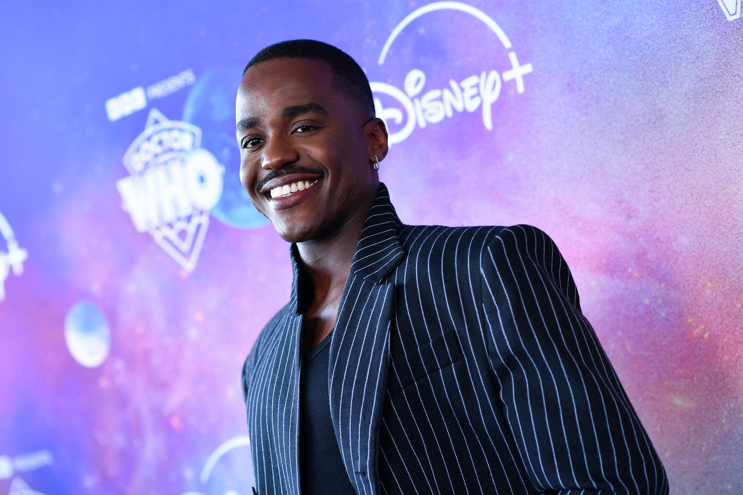 Série “Doctor Who” renasce com primeiro protagonista negro “que abraça as suas emoções”