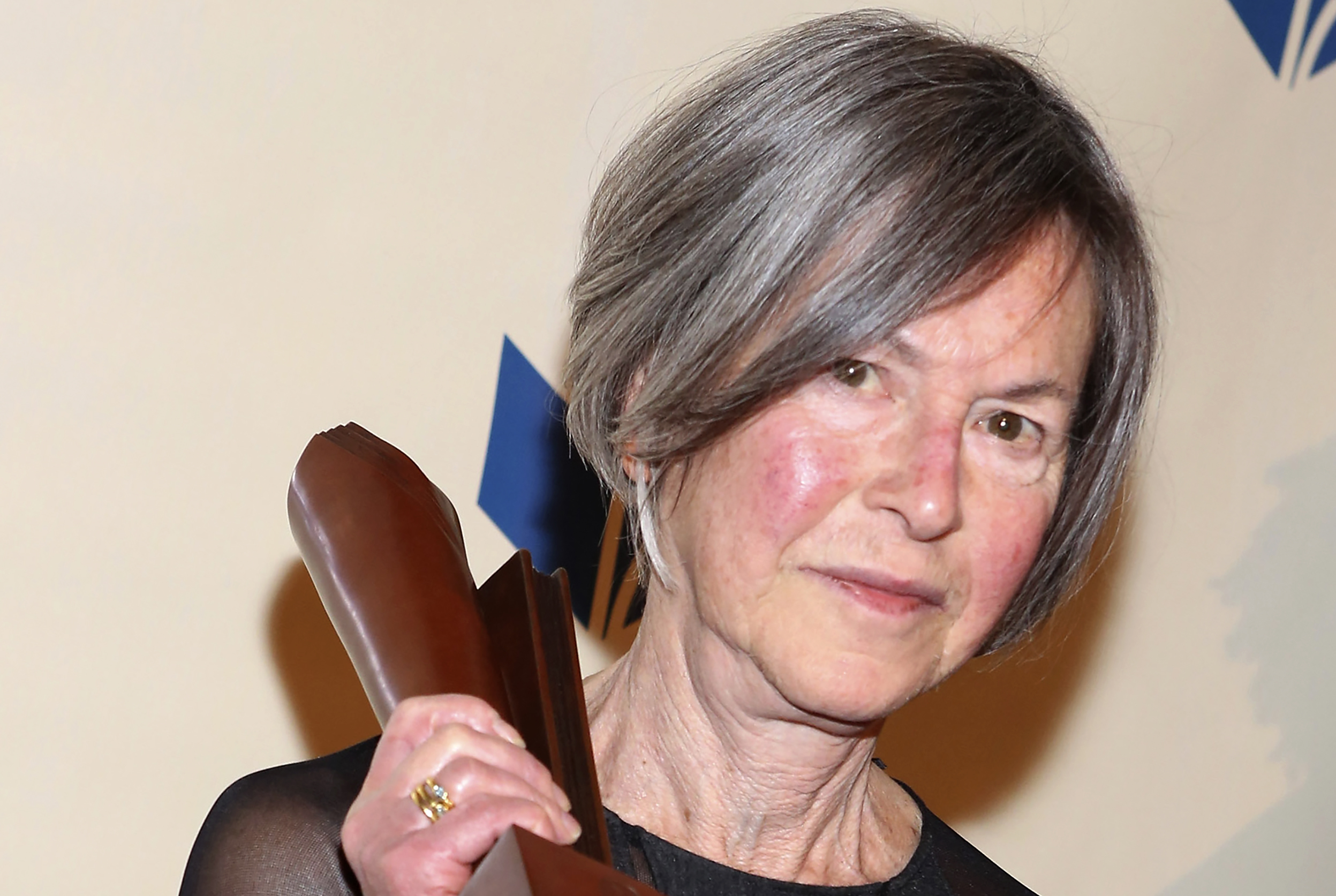 Poesia de Nobel da Literatura Louise Glück editada em Portugal pela Relógio D’Água