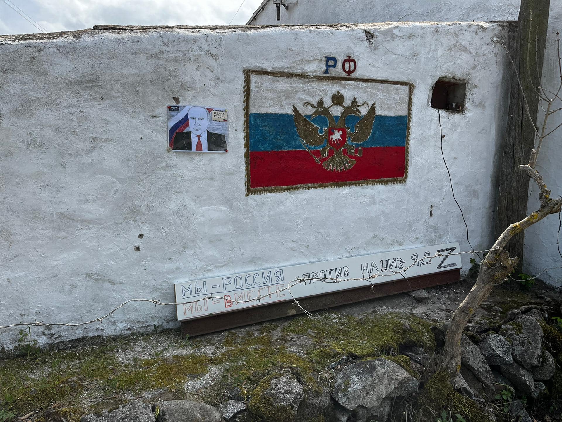 Quinta que acolhe ucranianos vandalizada com símbolos de apoio à Rússia