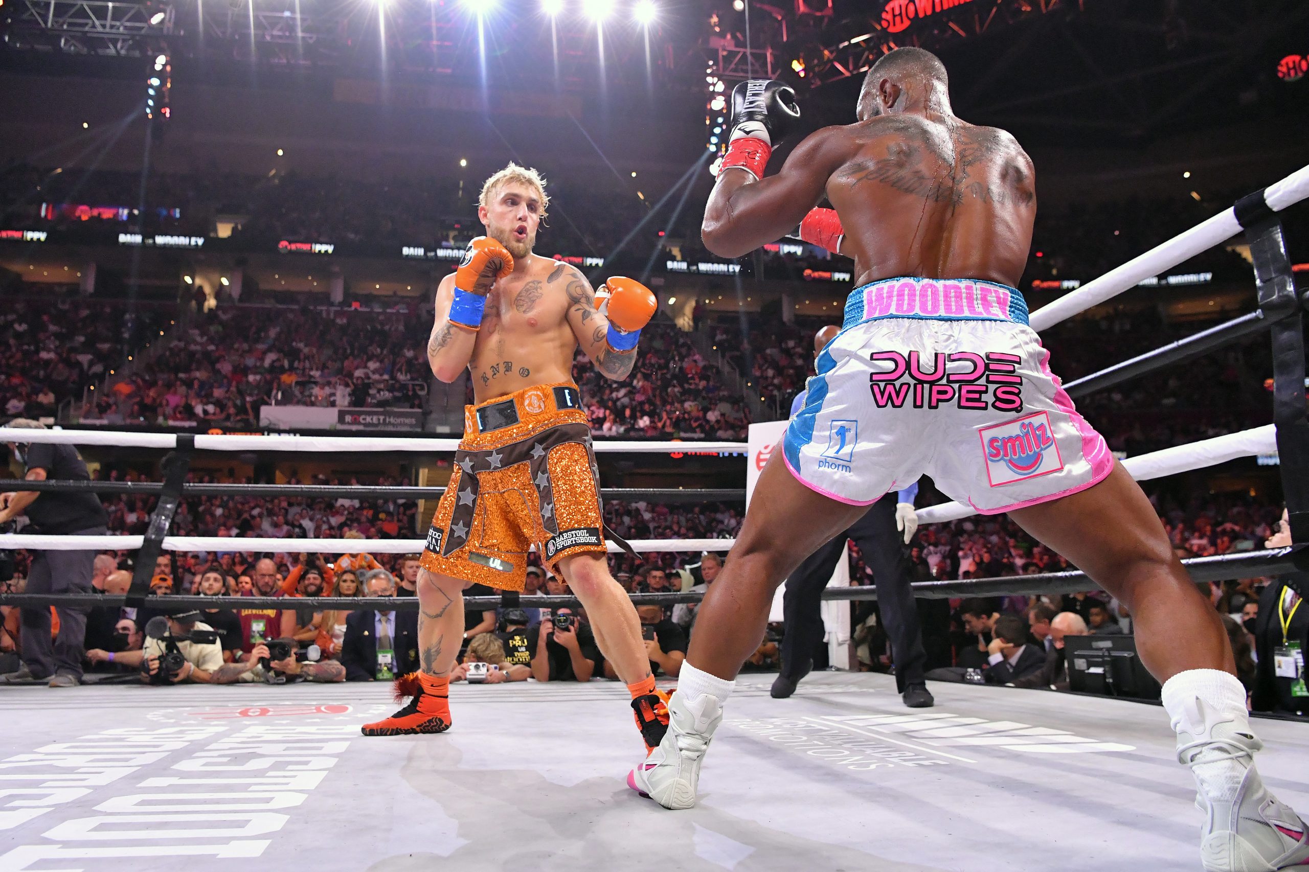 Youtuber Jake Paul derrota lutador de MMA em combate de boxe e continua invicto