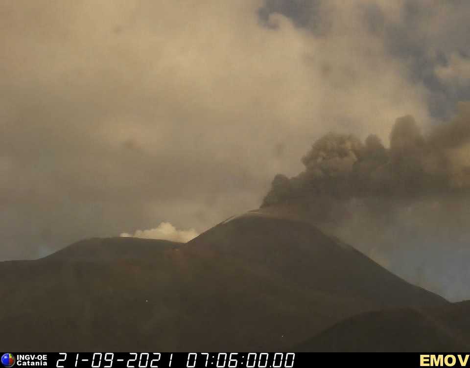 Vulcão Etna entra em erupção. Visível coluna de cinzas com cerca de 9 quilómetros
