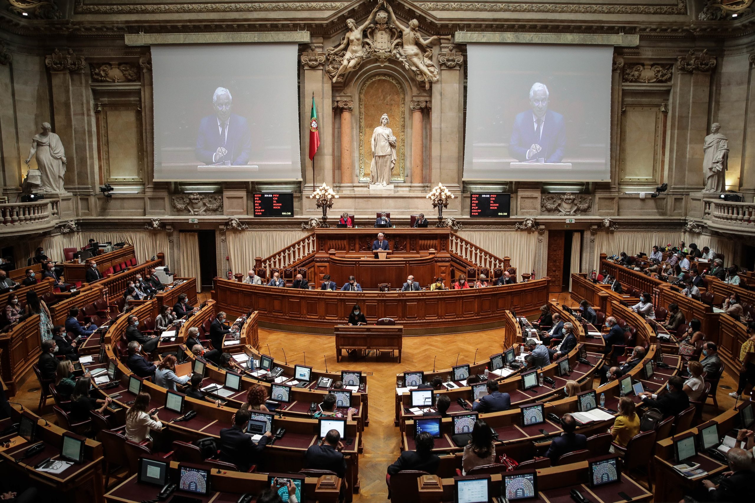 Não consegue ler as letras pequeninas? Tamanho da letra dos contratos de adesão vai ser discutida pelo parlamento