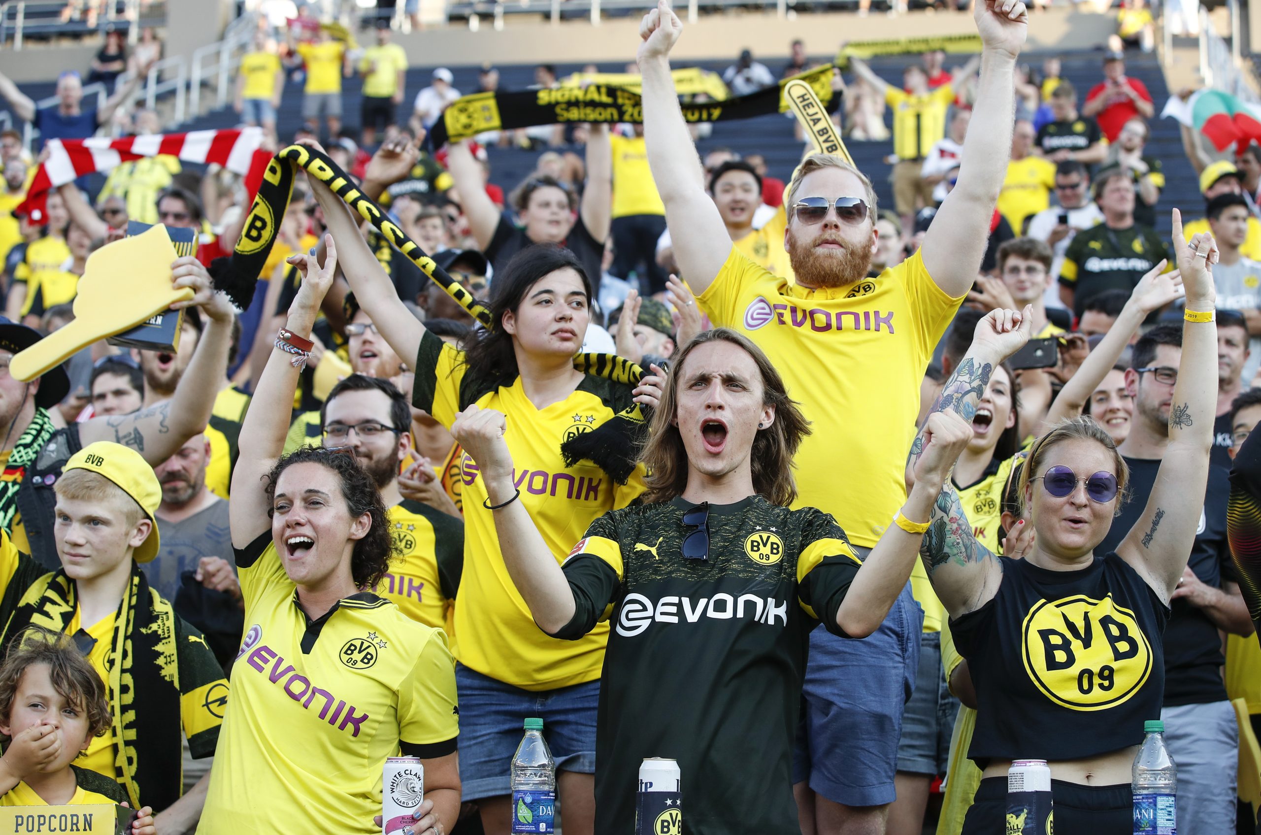 UEFA distingue adeptos do Dortmund pelo “trabalho incansável” no combate ao racismo