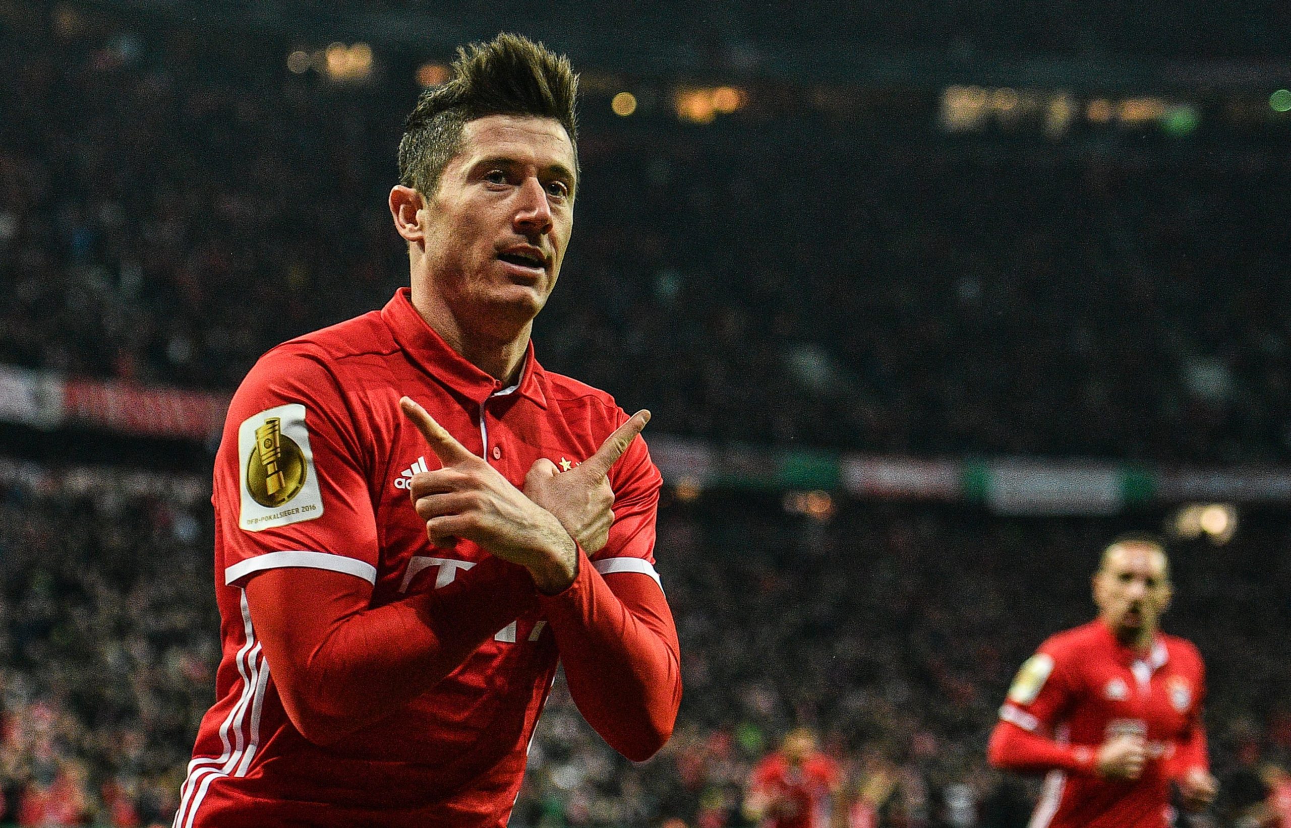 Robert Lewandowski tira licenciatura com uma dissertação baseada na sua vida
