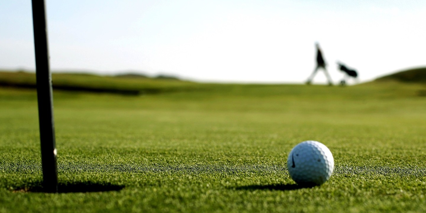 No único campo de golfe para nudistas, é obrigatório jogar descalço e sem roupa